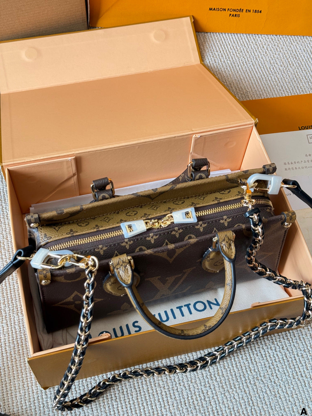 LV On The Go Horizontal Vintage-patterned Bag
