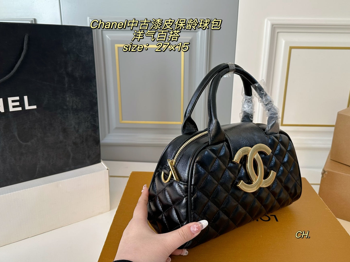 CHANEL Vintage patent leather bowling bag