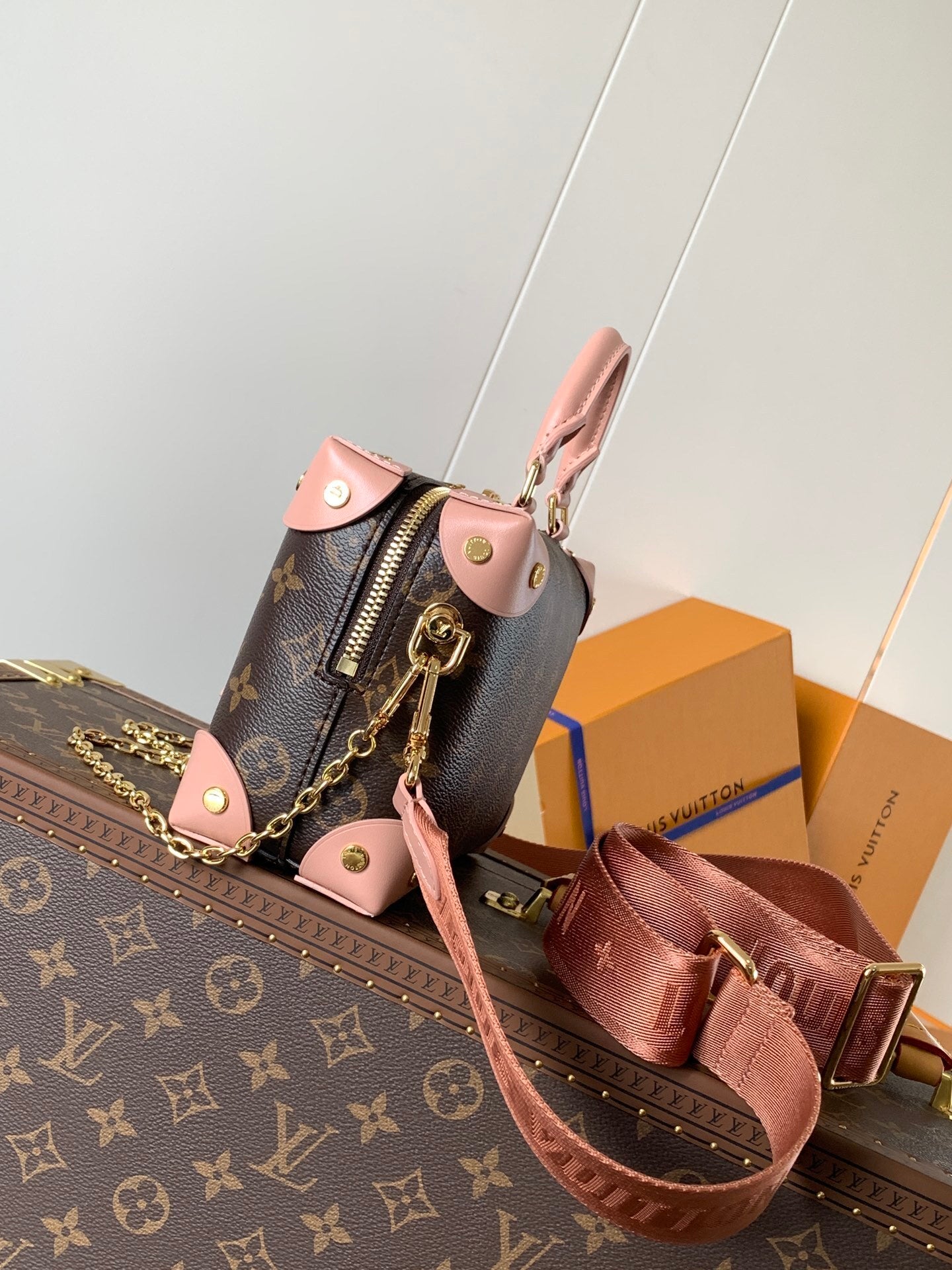 1:1 Replica LV chain crossbody bag