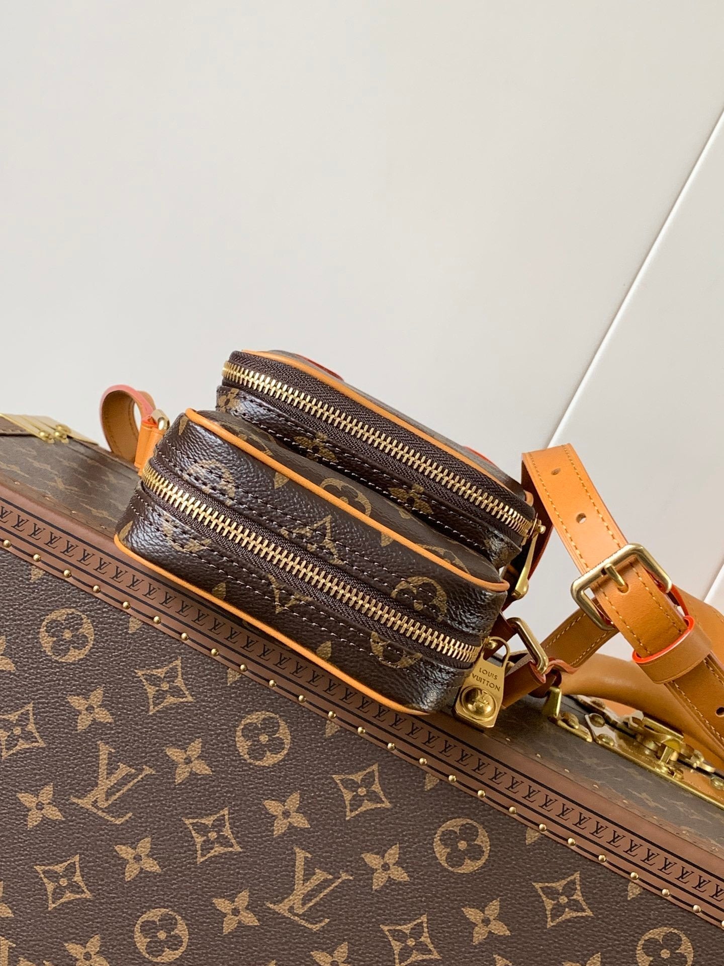 1:1 Replica LV crossbody bag