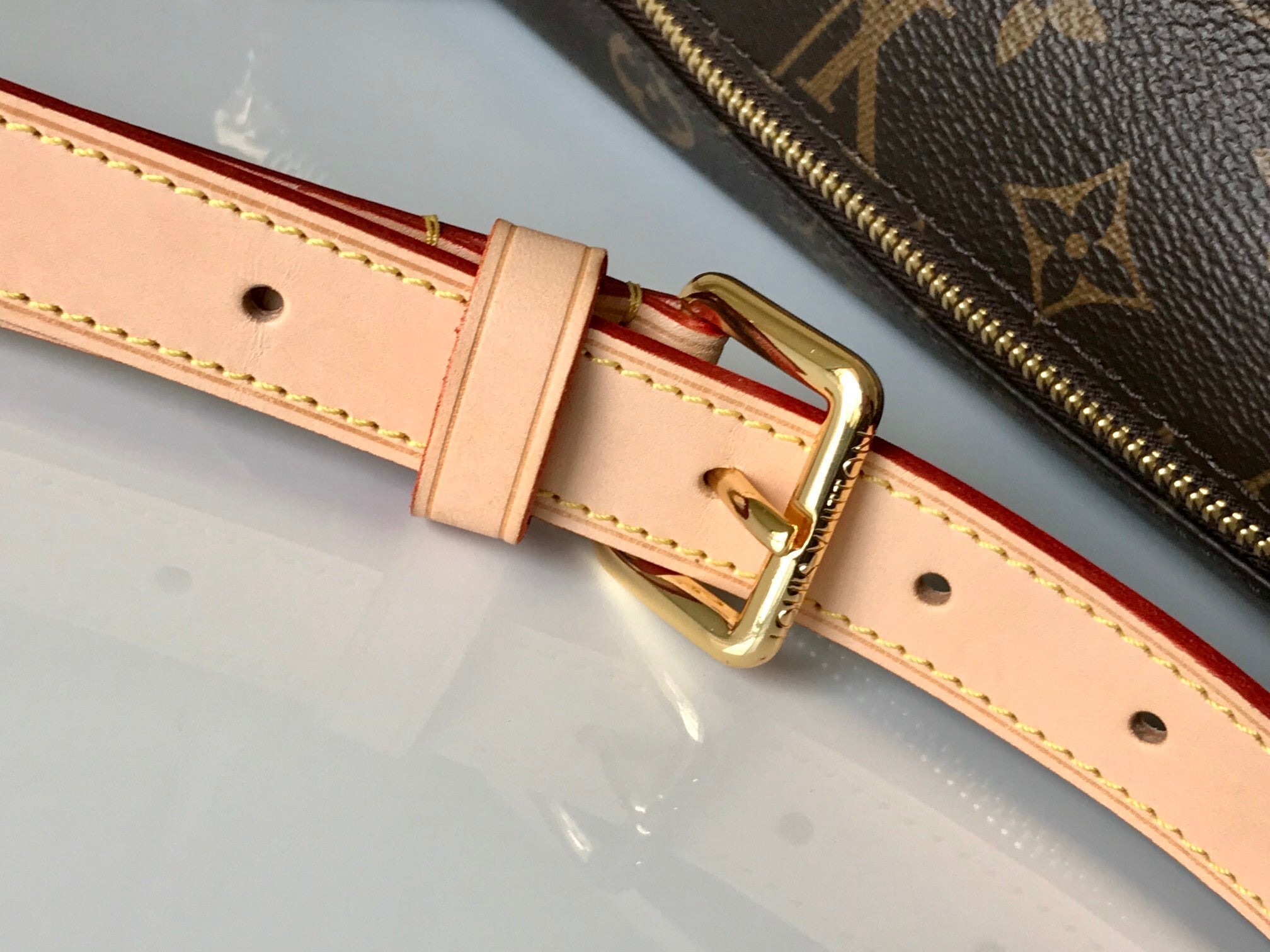 1:1 Replica LV chest bag