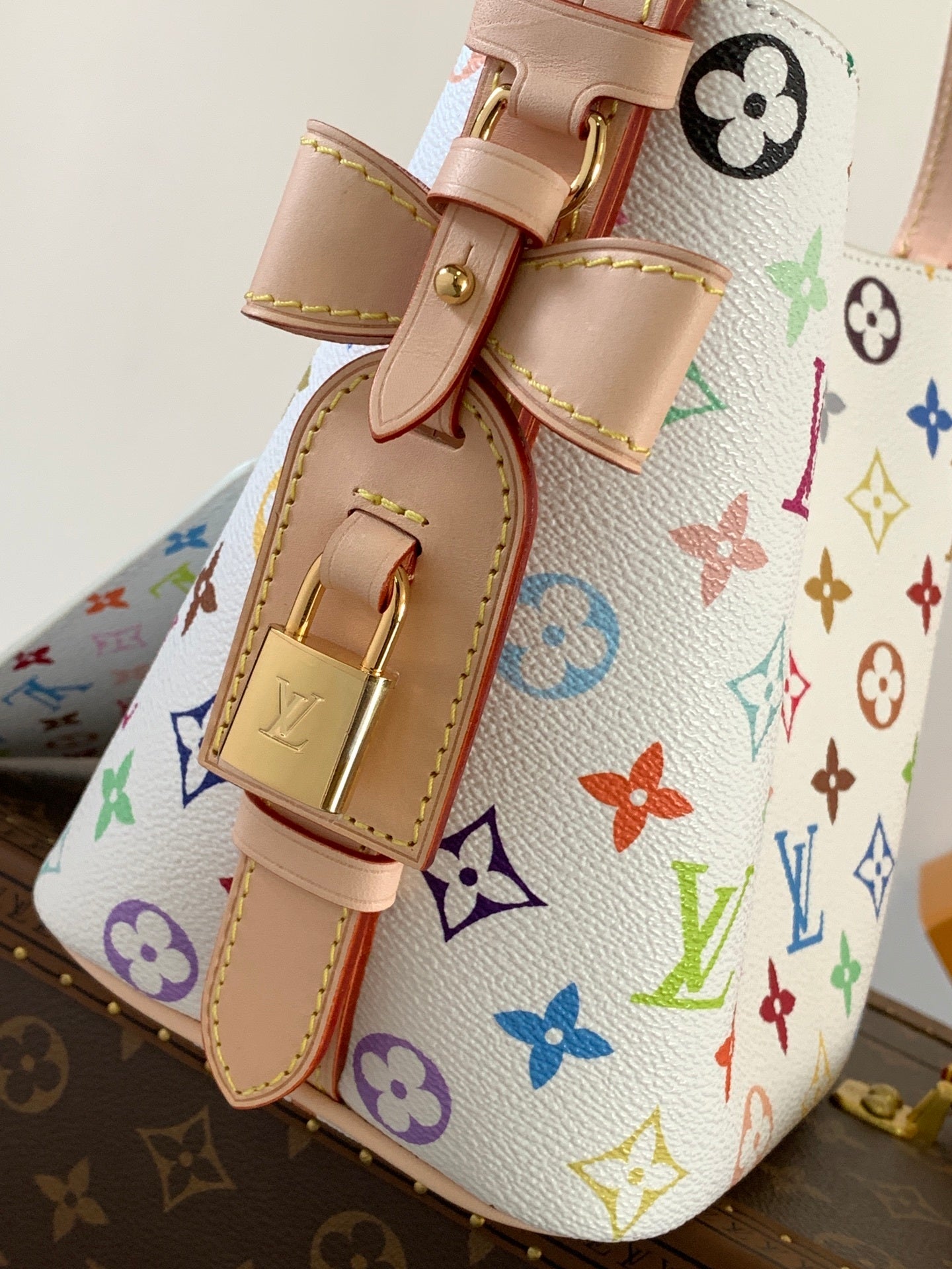 1:1 Replica LV bucket bag