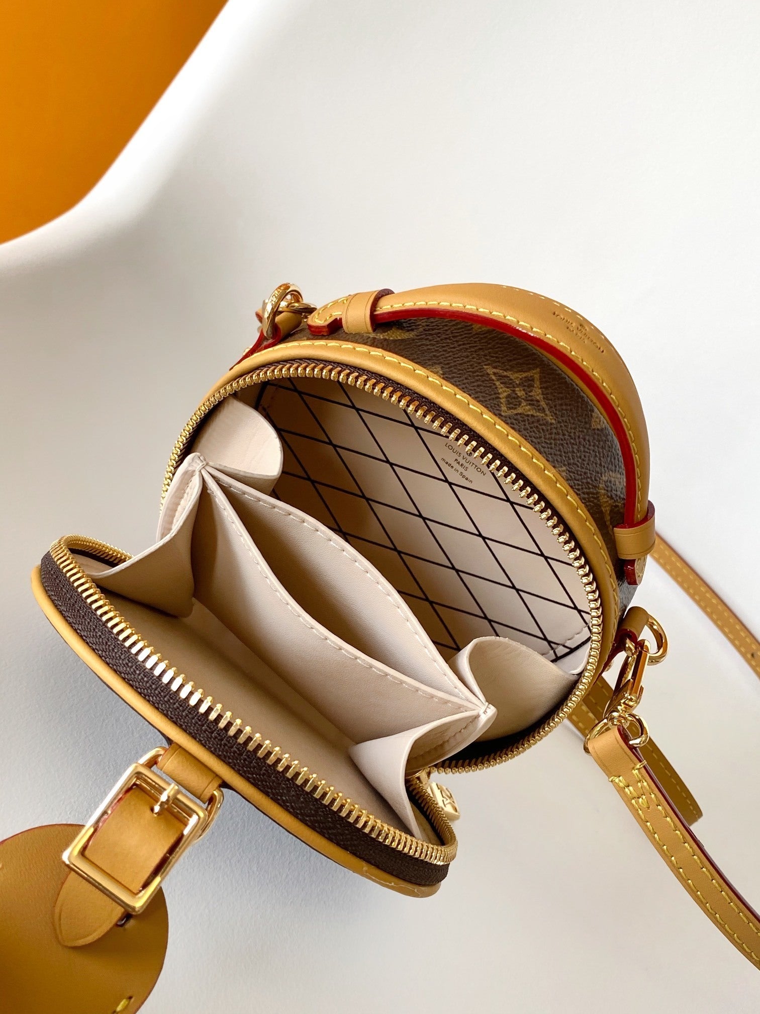 1:1 Replica LV Round pie crossbody bag