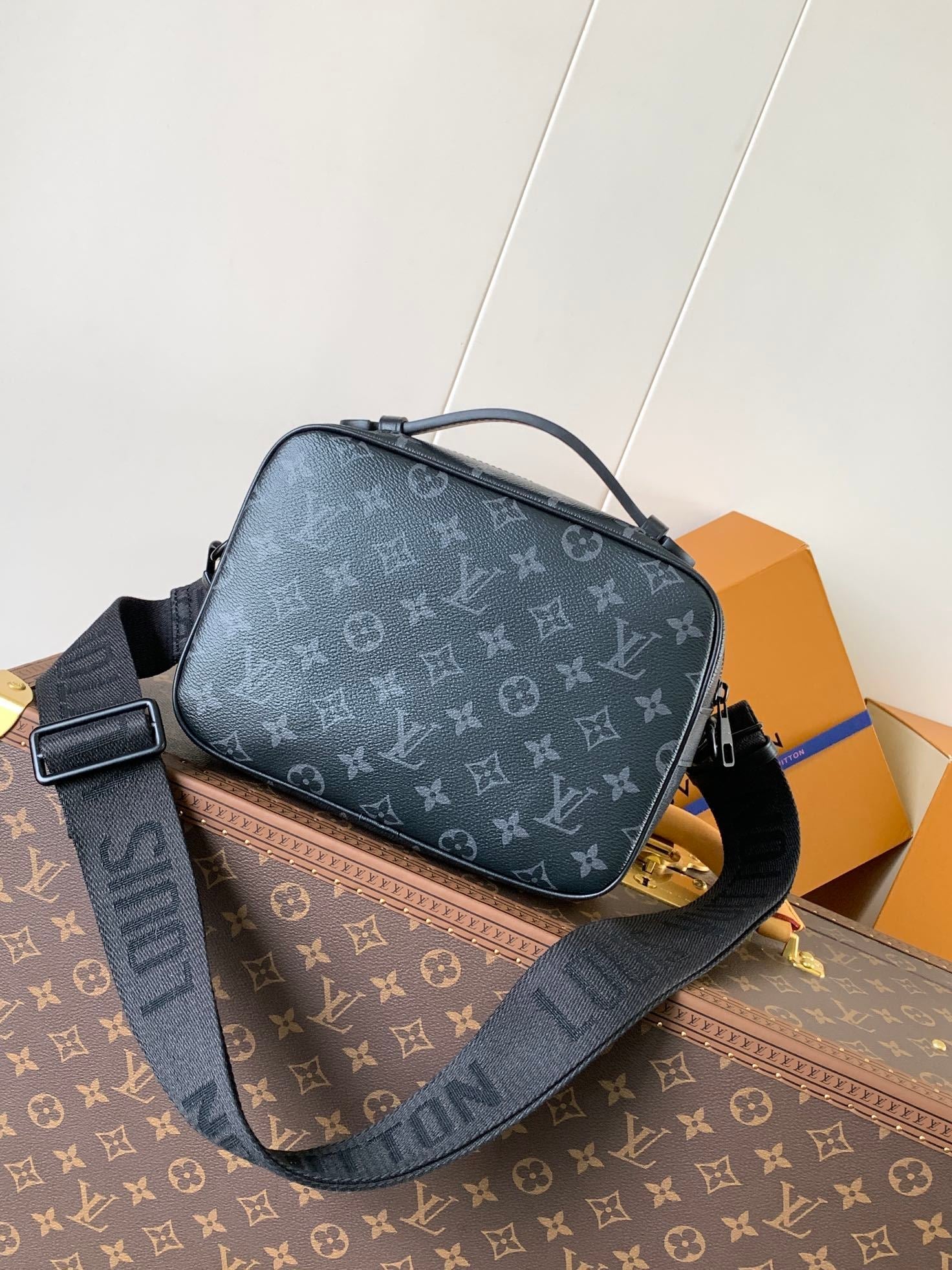 1:1 Replica LV crossbody bag