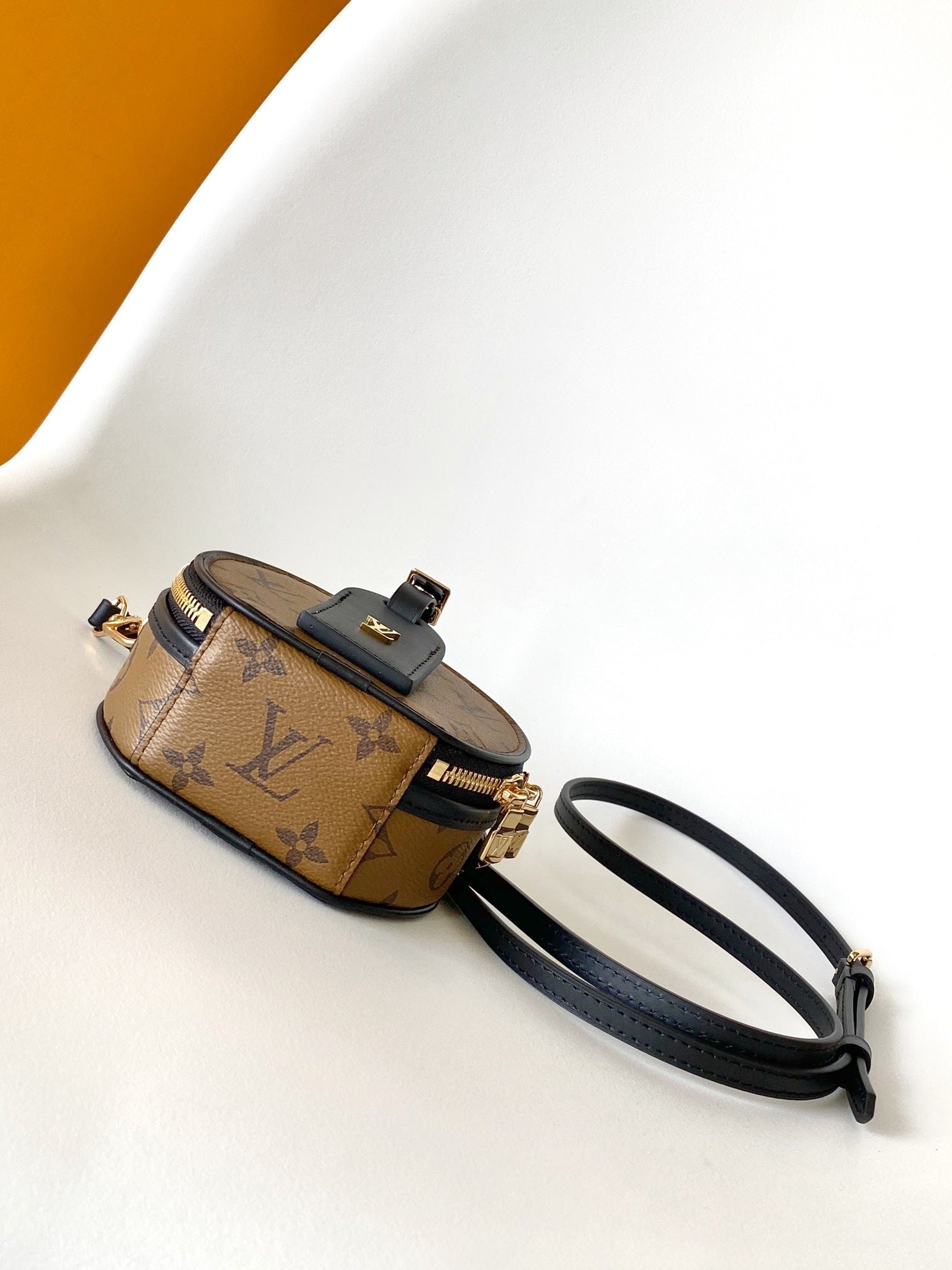 1:1 Replica LV Round pie crossbody bag