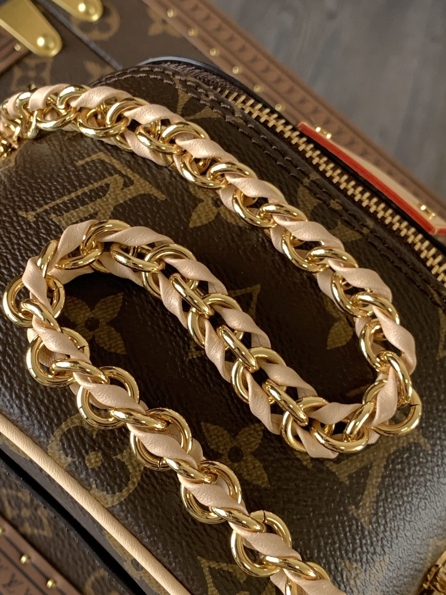 1:1 Replica LV crossbody bag