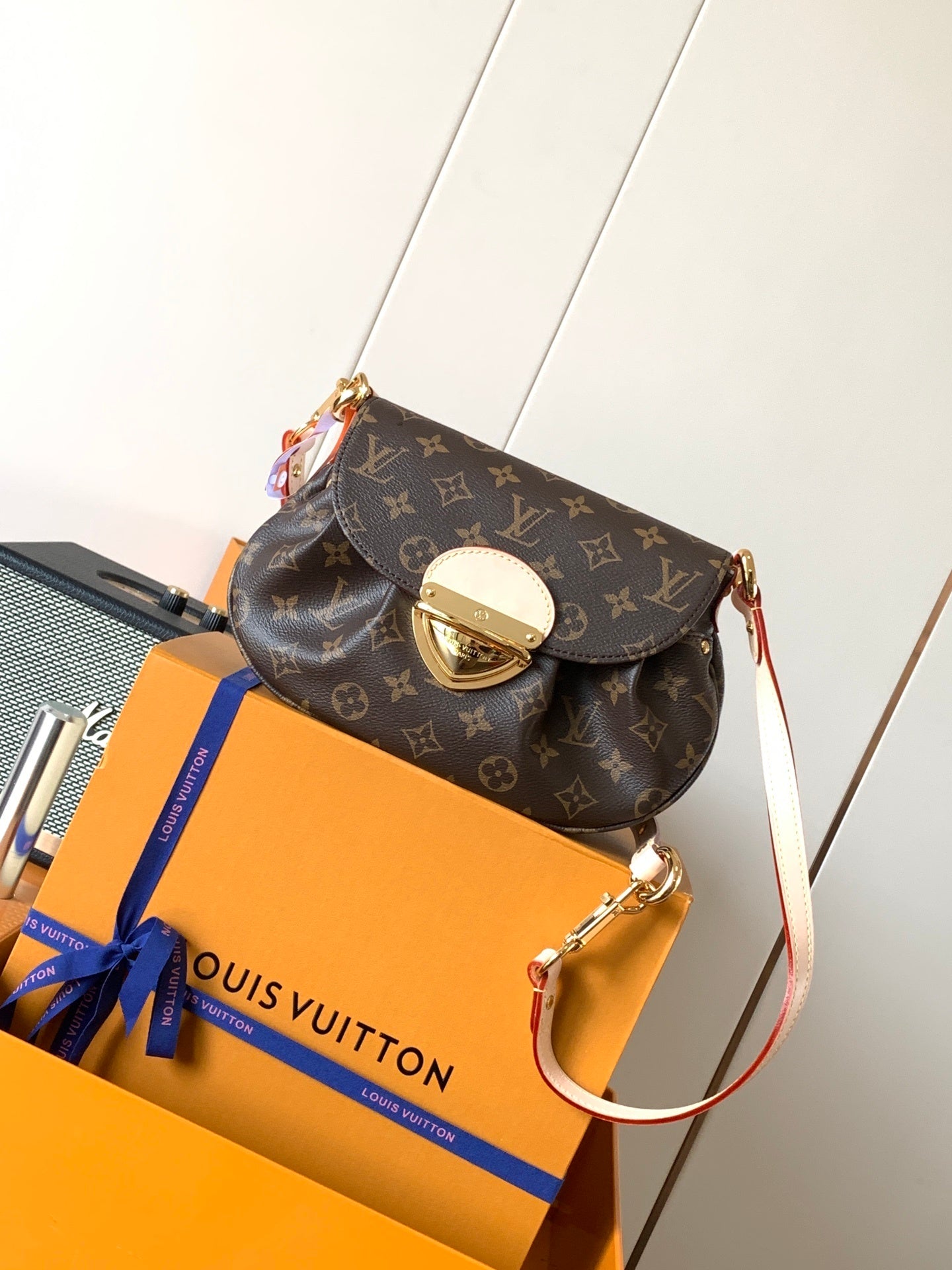 1:1 Replica LV crossbody bag