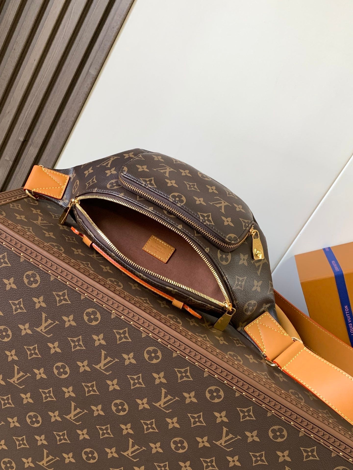 1:1 Replica LV chest bag