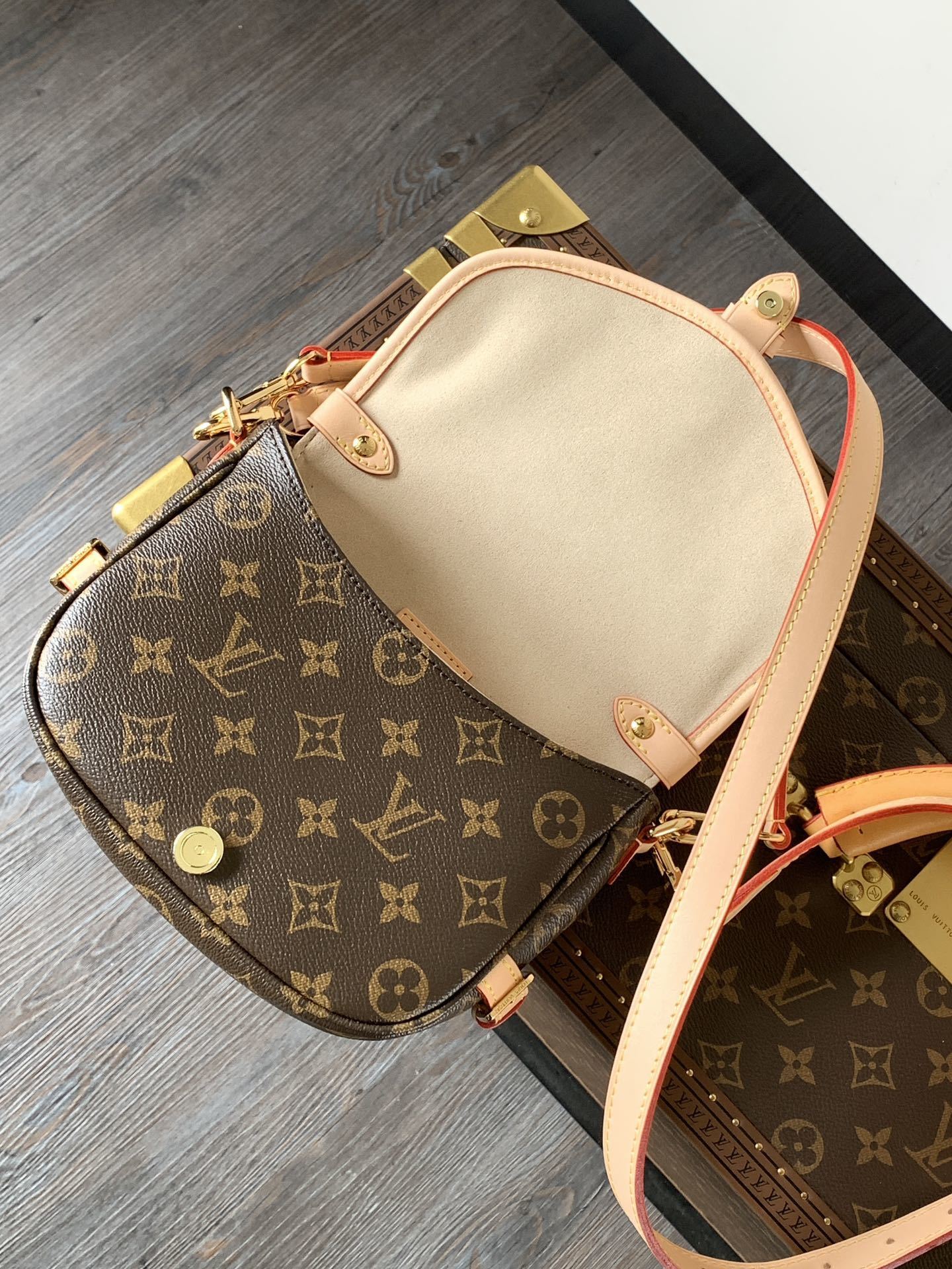 1:1 Replica LV crossbody bag
