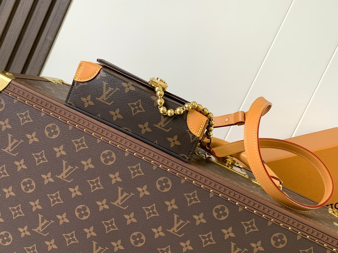 1:1 Replica LV flip-top box bag