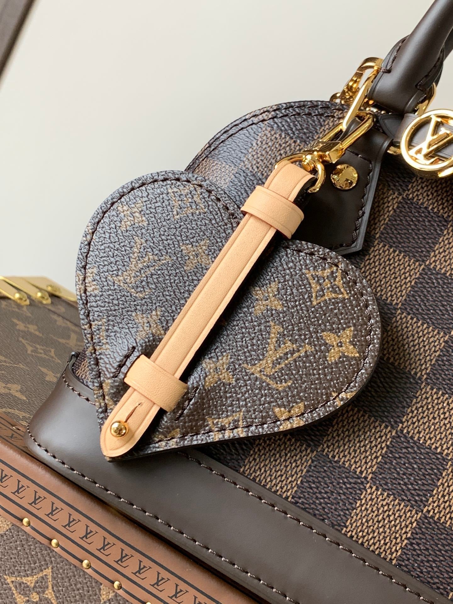 1:1 Replica LV Shell Bag