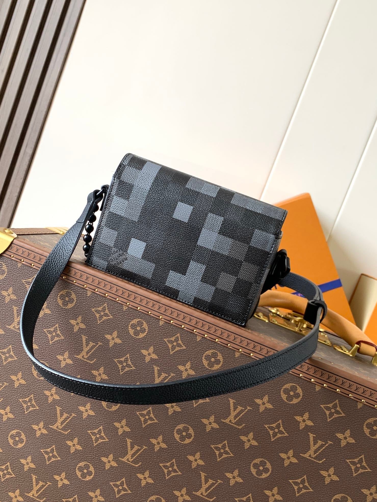 1:1 Replica LV flip-top box bag