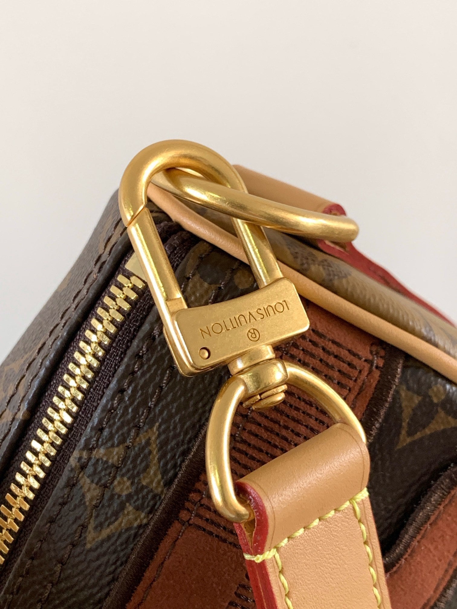 1:1 Replica LV pillow bag