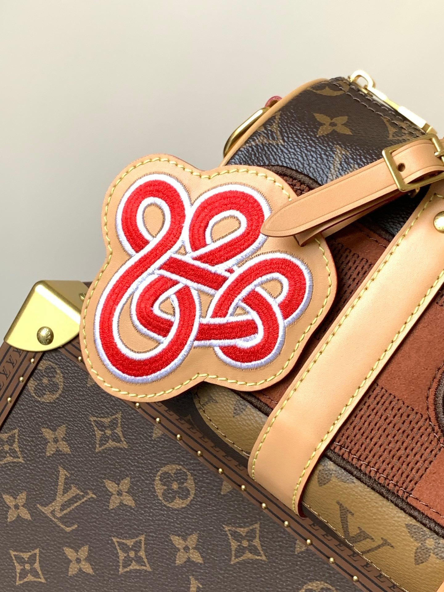 1:1 Replica LV pillow bag