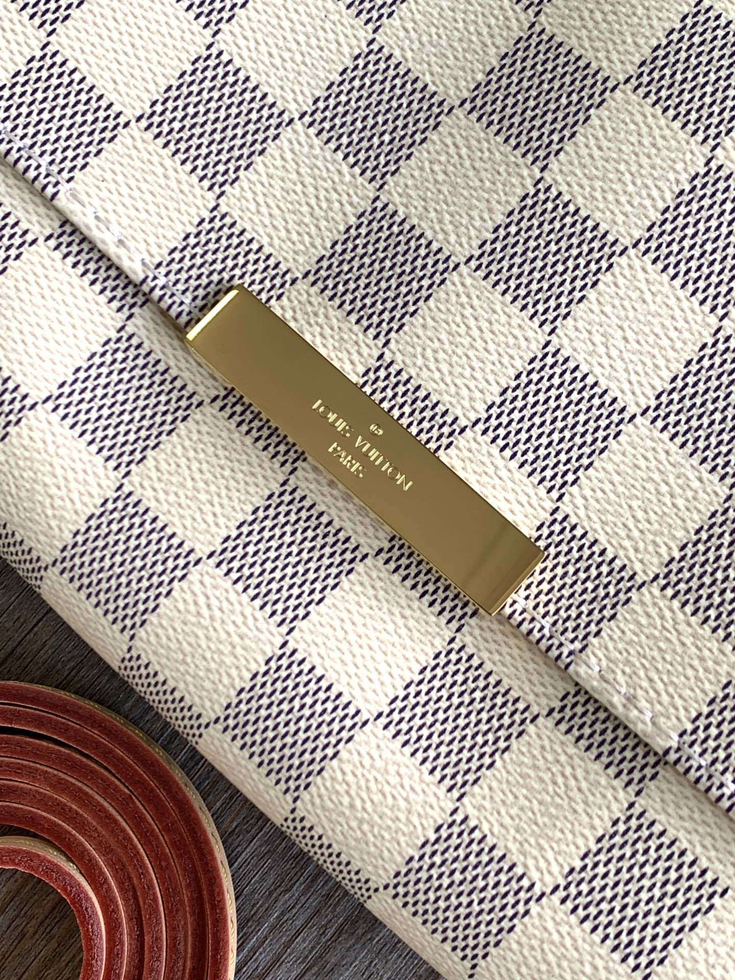 1:1 Replica LV crossbody bag