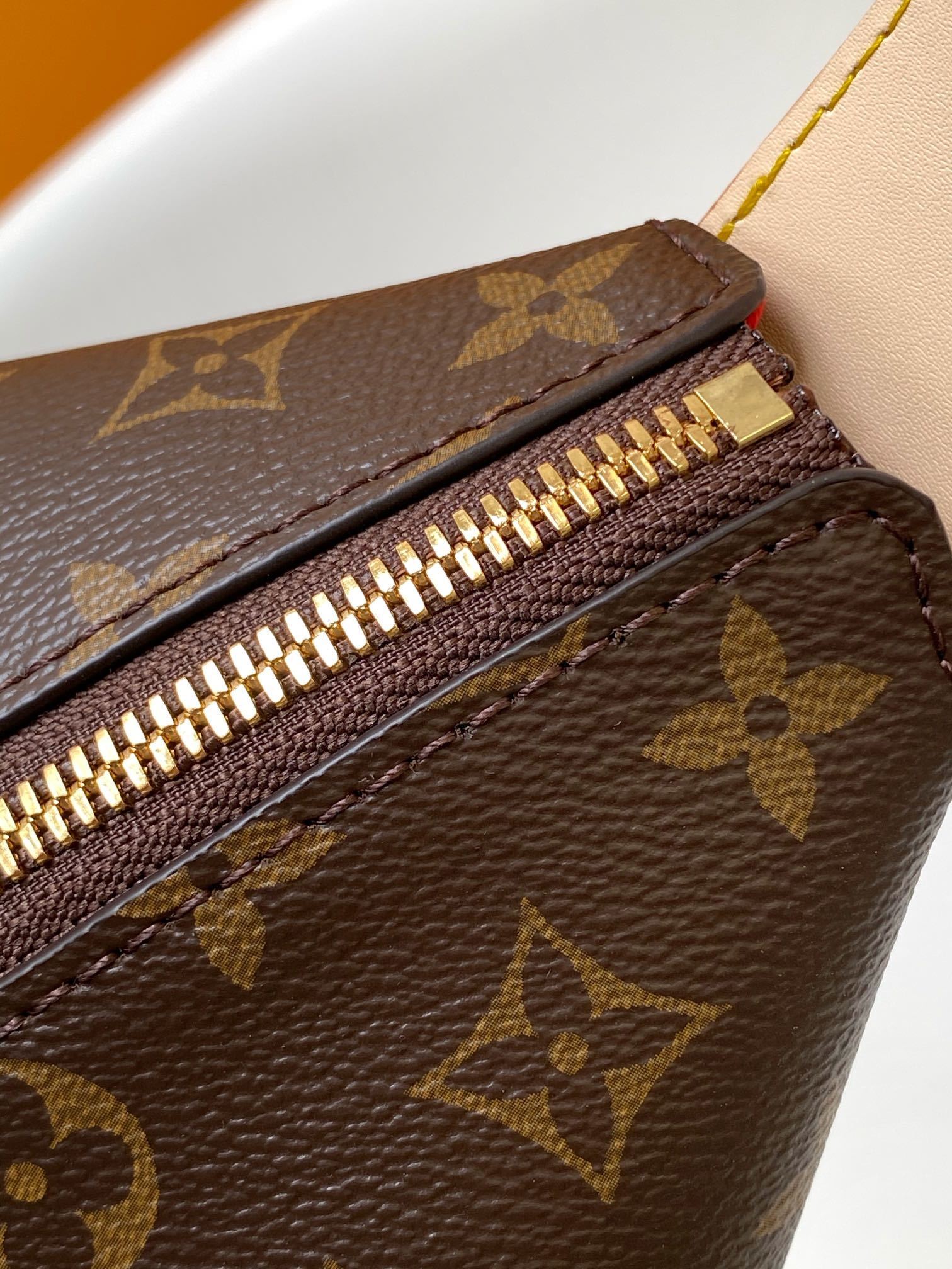 1:1 Replica LV single-shoulder bag