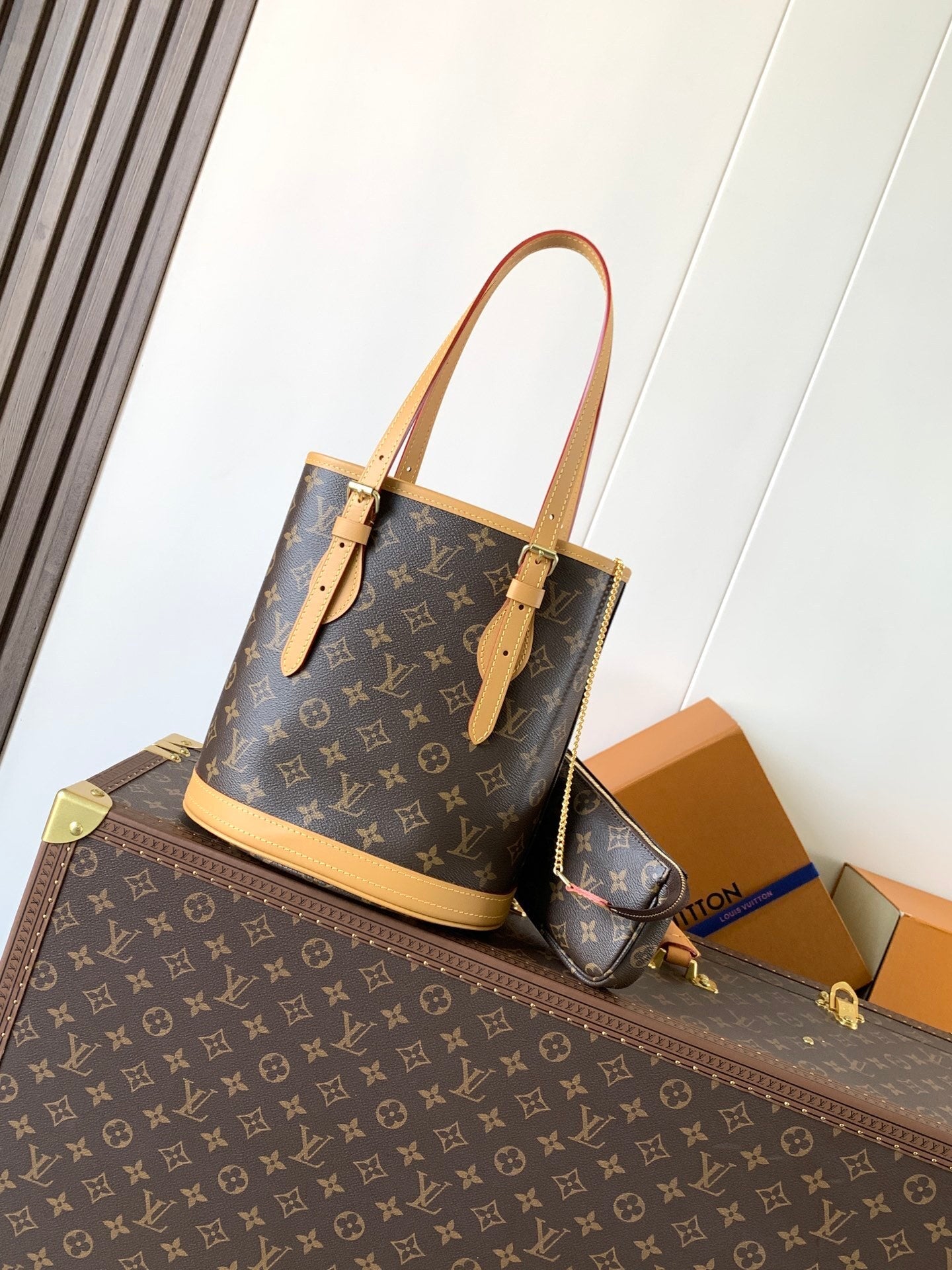 1:1 Replica LV bucket bag