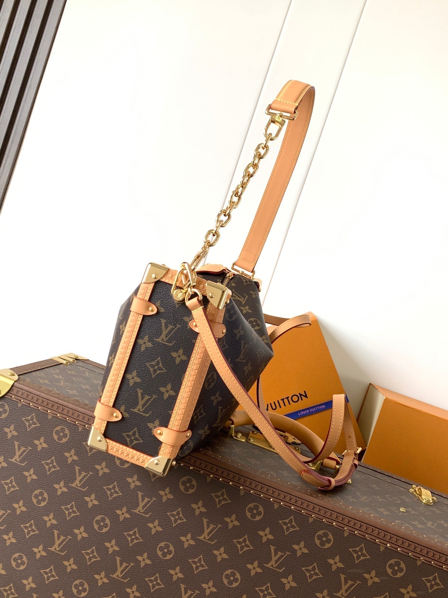 1:1 Replica LV box bag