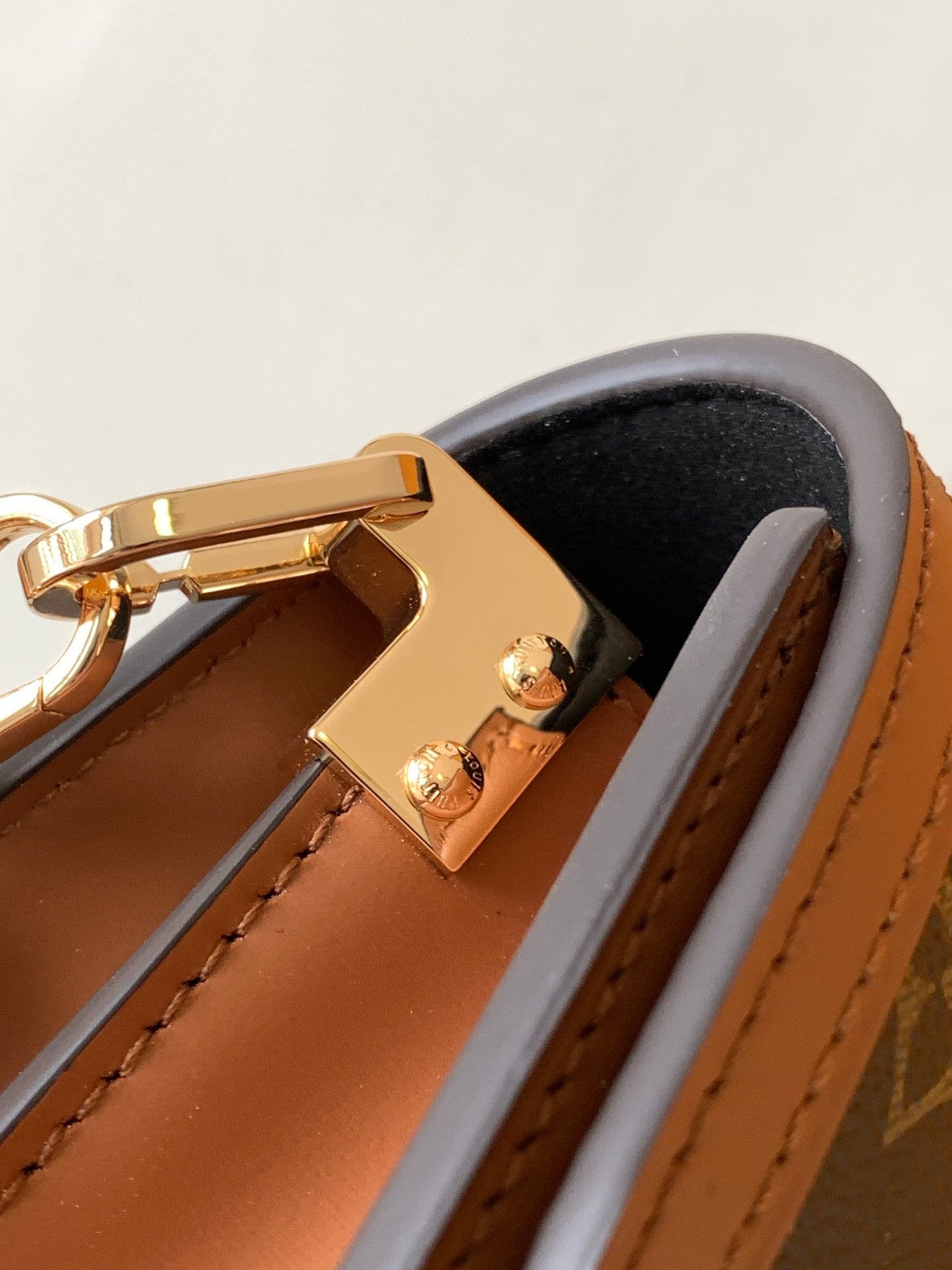 1:1 Replica LV crossbody bag