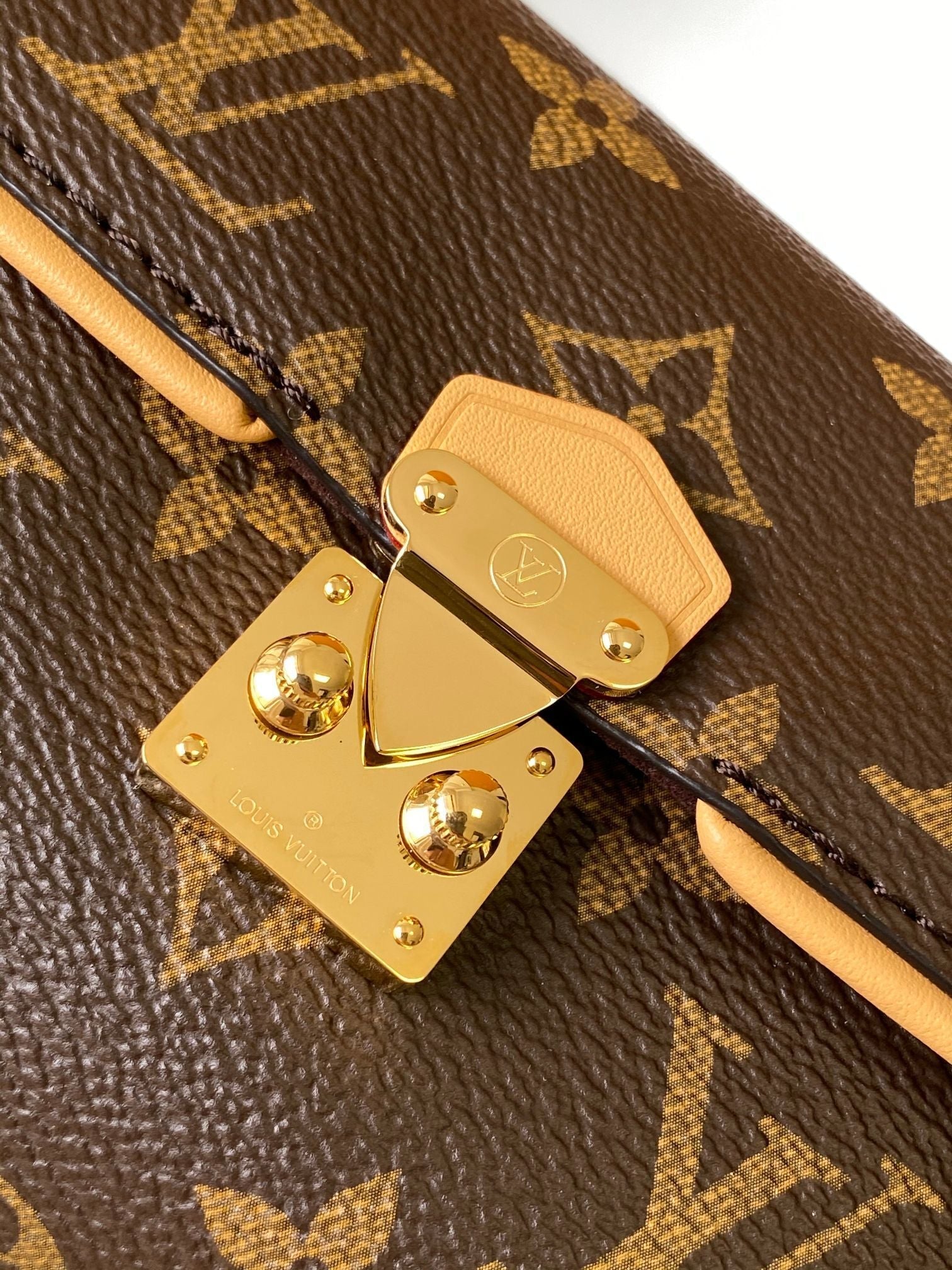 1:1 Replica LV crossbody bag