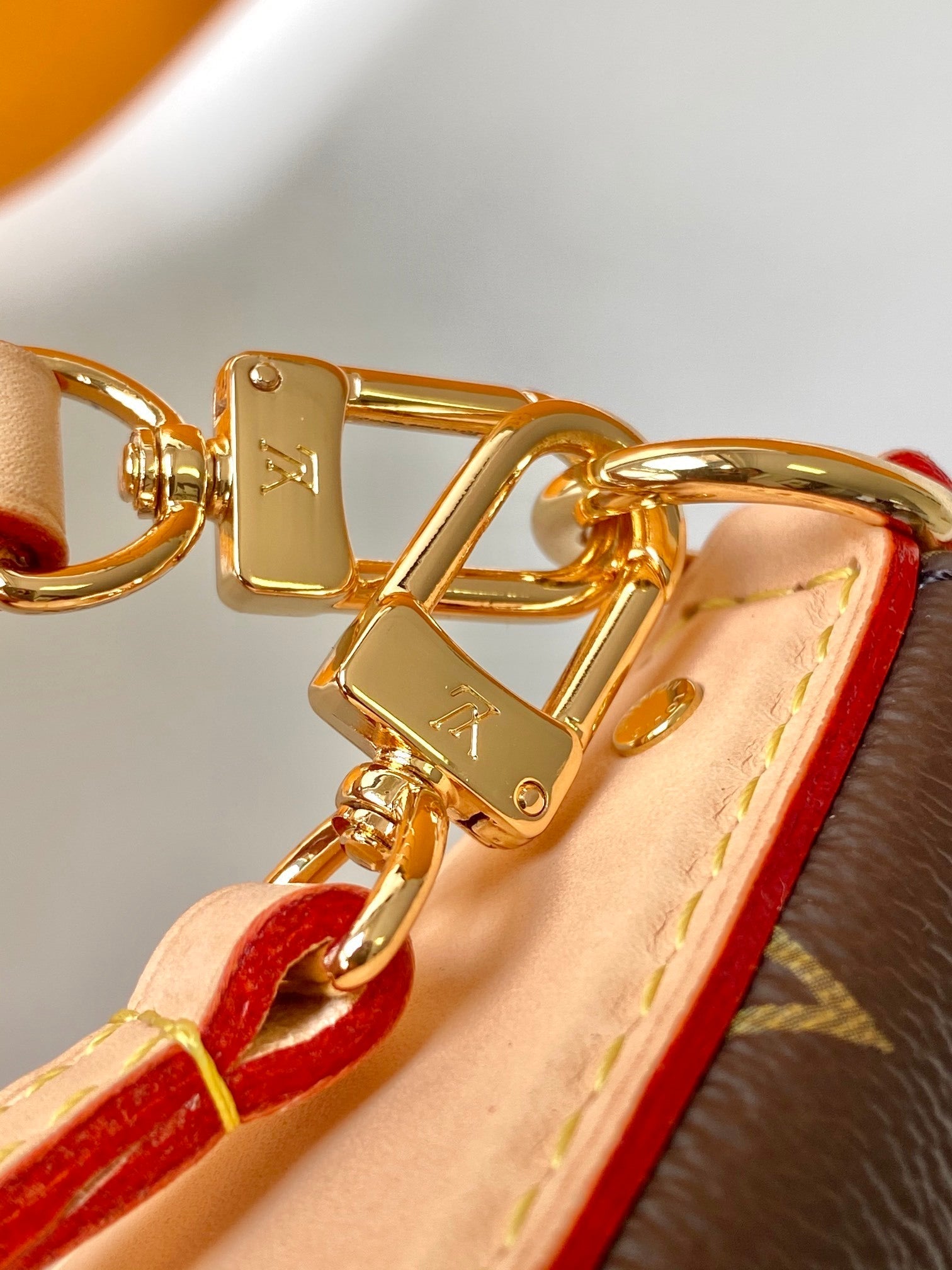 1:1 Replica LV chain bag