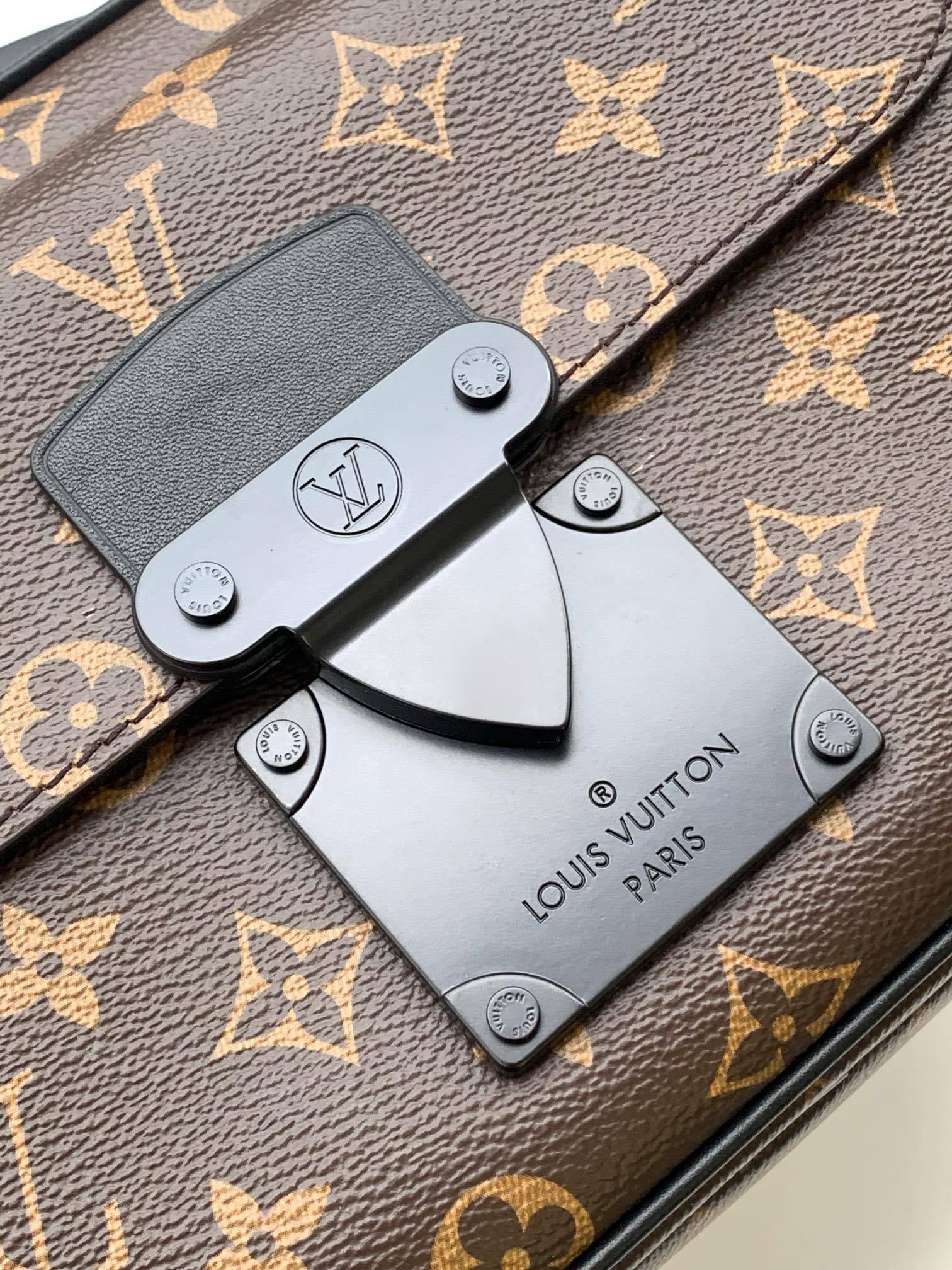 1:1 Replica LV crossbody bag