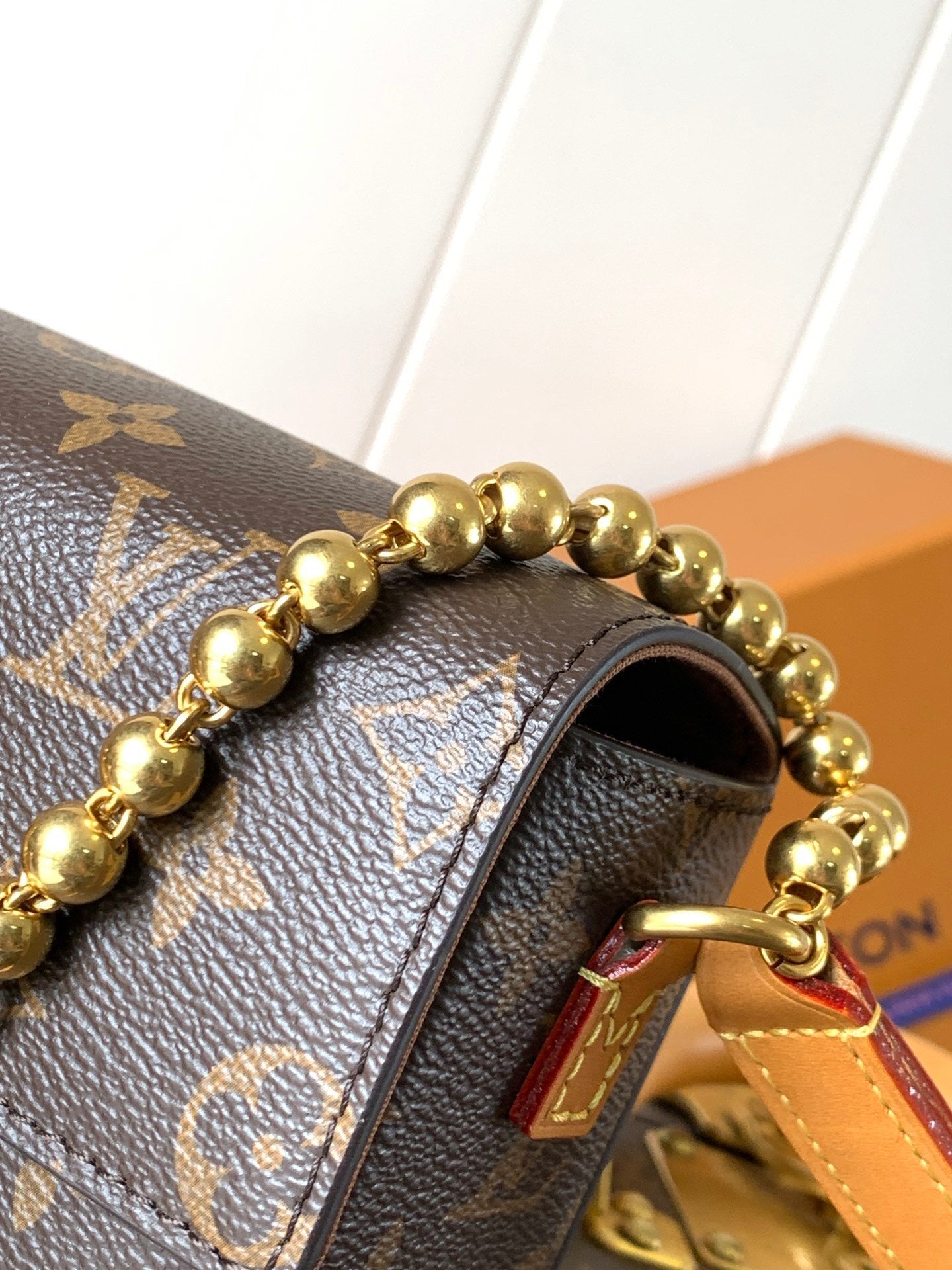 1:1 Replica LV flip-top box bag