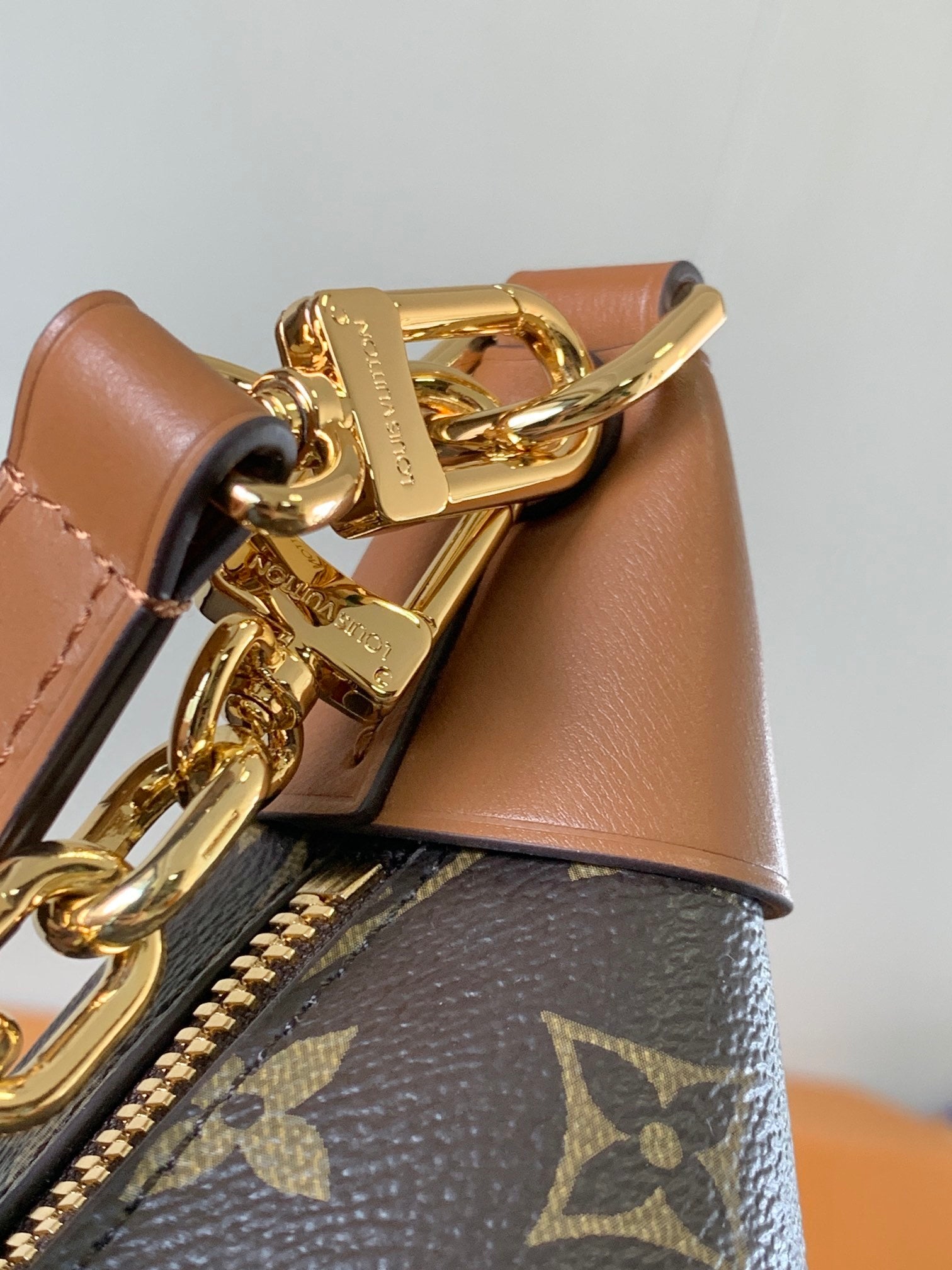 1:1 Replica LV underarm bag