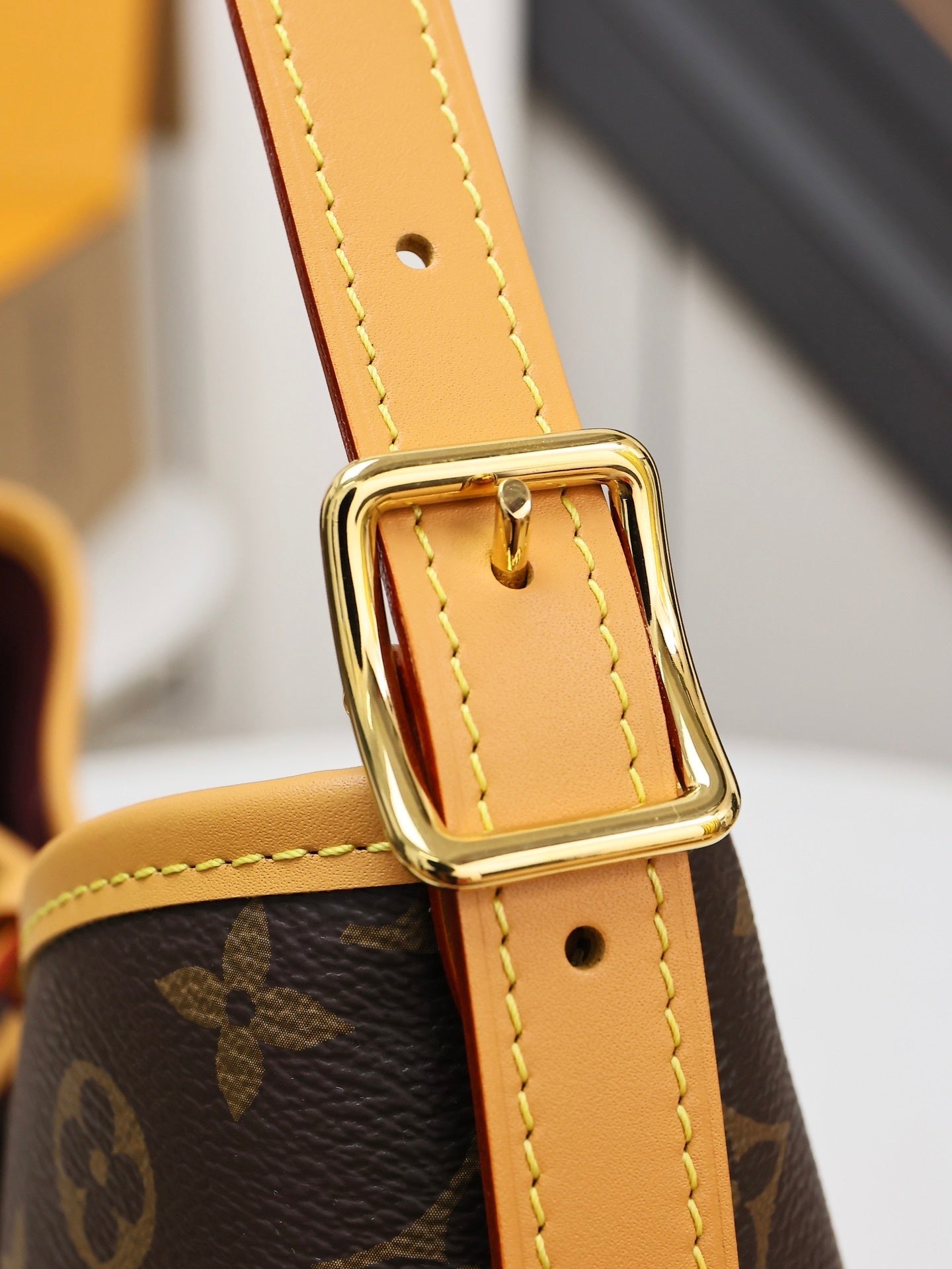 1:1 Replica LV single-shoulder bag