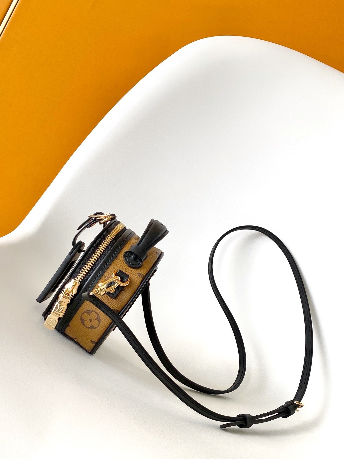 1:1 Replica LV Round pie crossbody bag