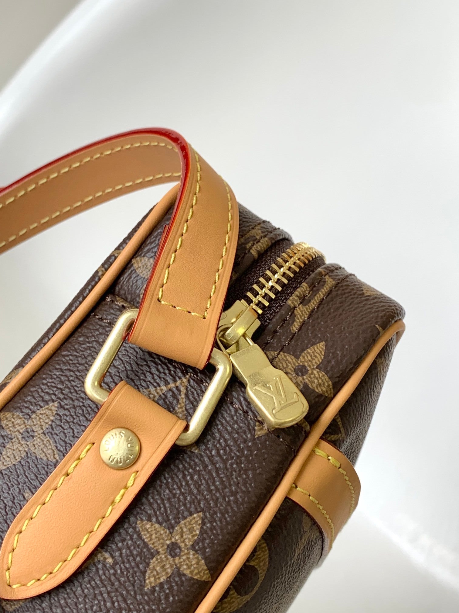 1:1 Replica LV crossbody bag