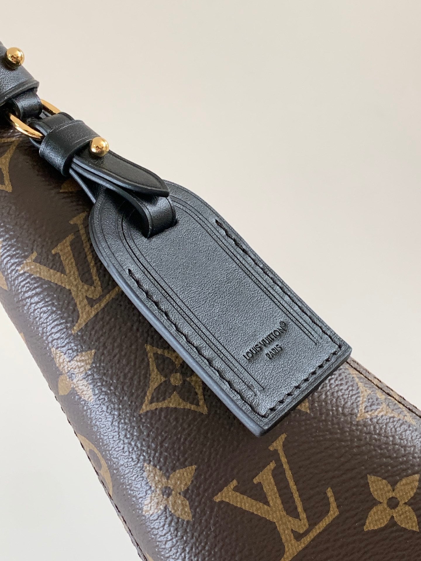 1:1 Replica LV armpit bag