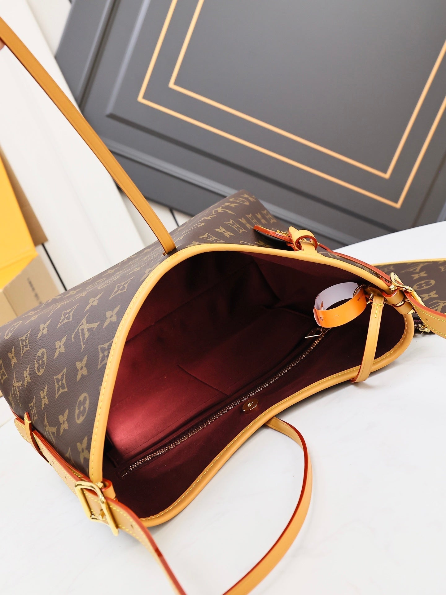 1:1 Replica LV single-shoulder bag