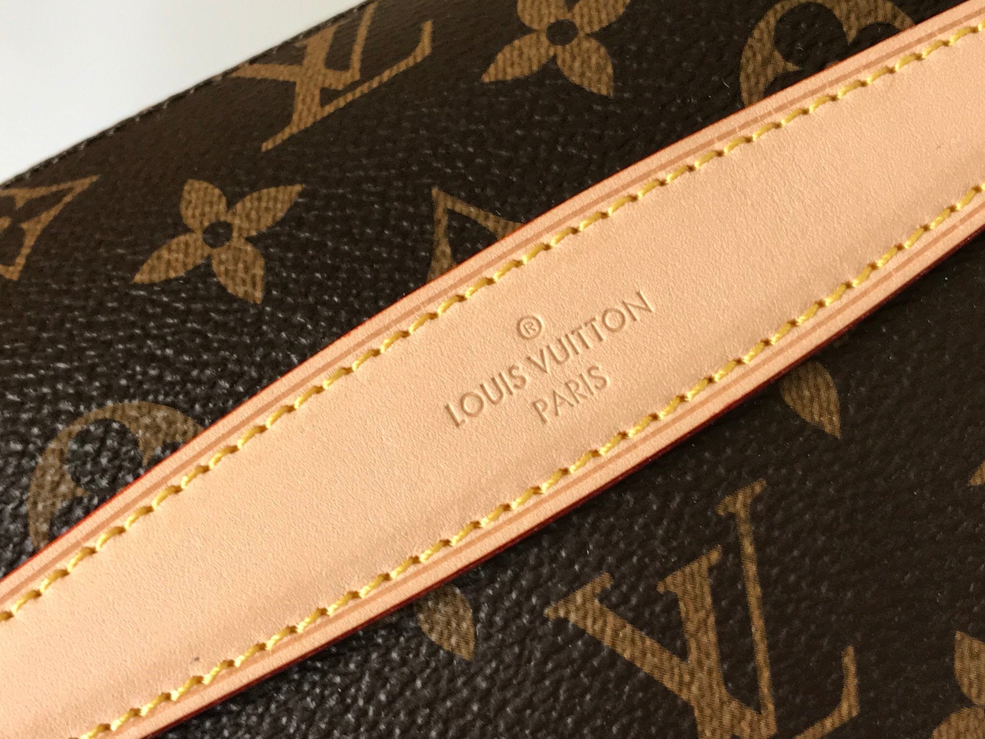 1:1 Replica LV chest bag