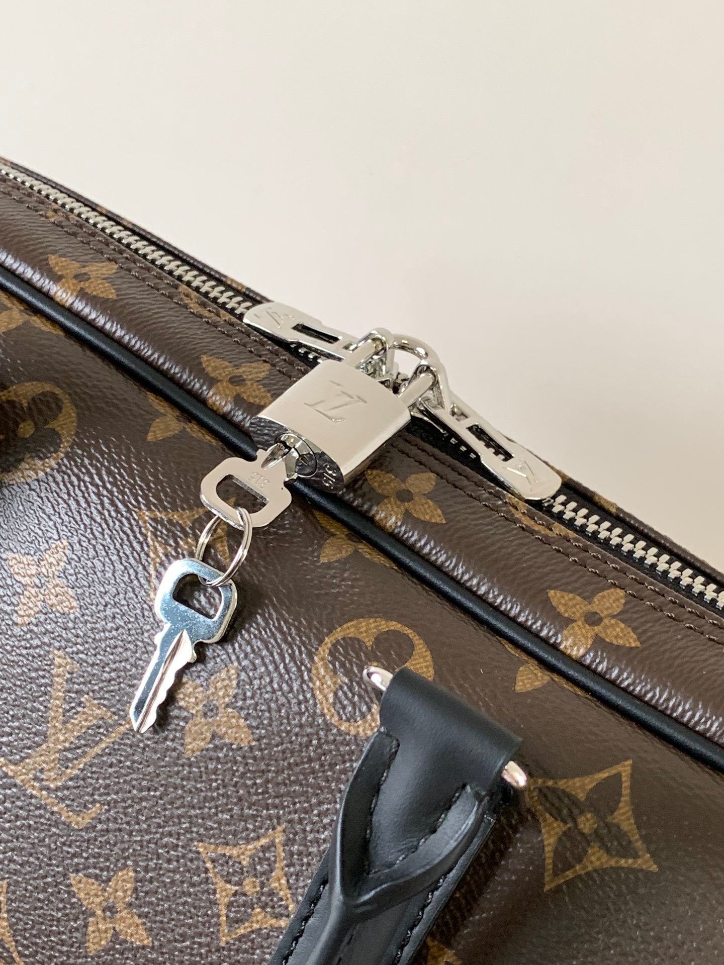 1:1 Replica LV handbag