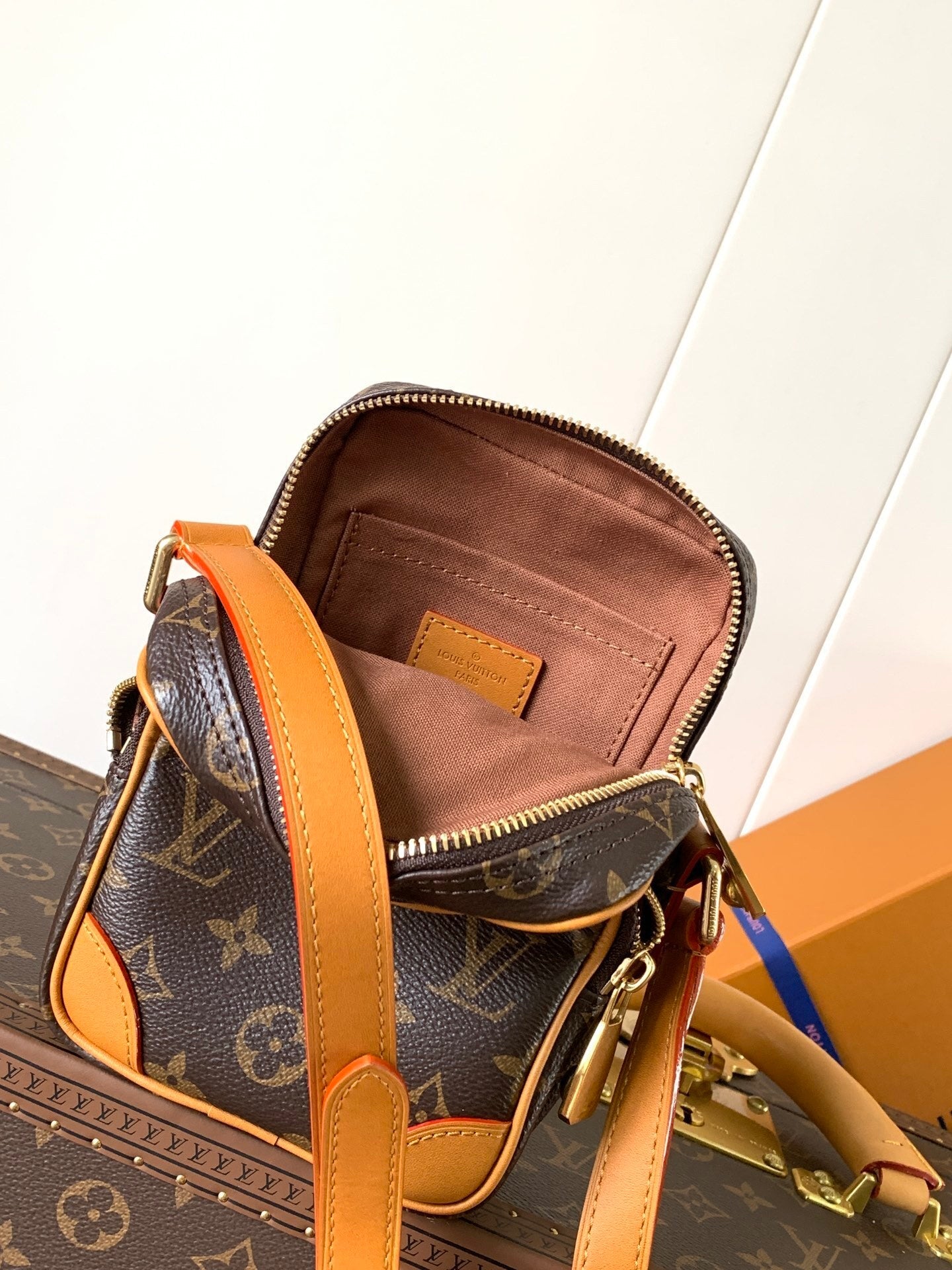 1:1 Replica LV crossbody bag
