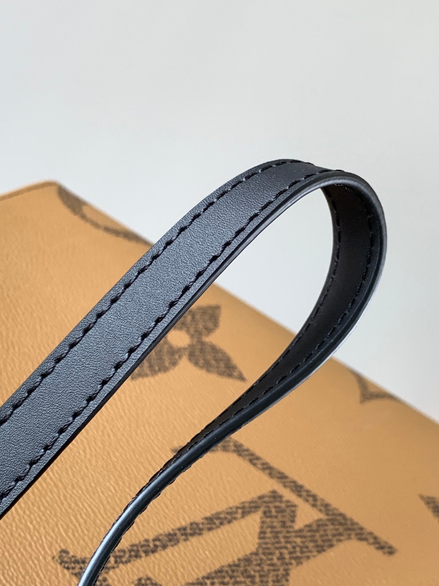 1:1 Replica LV handbag