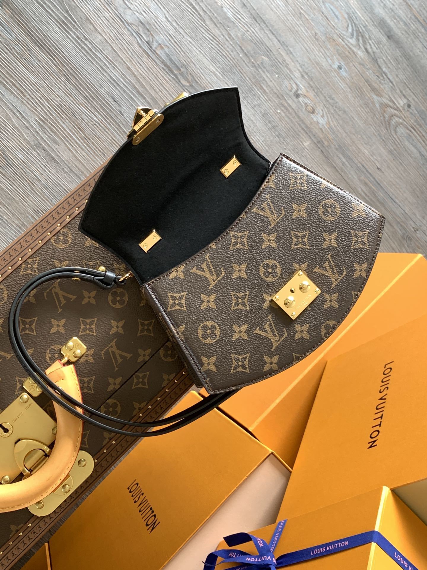 1:1 Replica LV crossbody bag