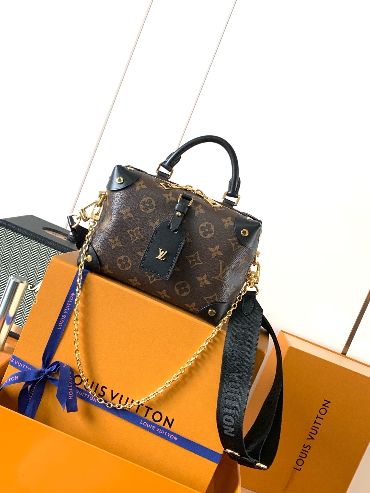 1:1 Replica LV chain crossbody bag