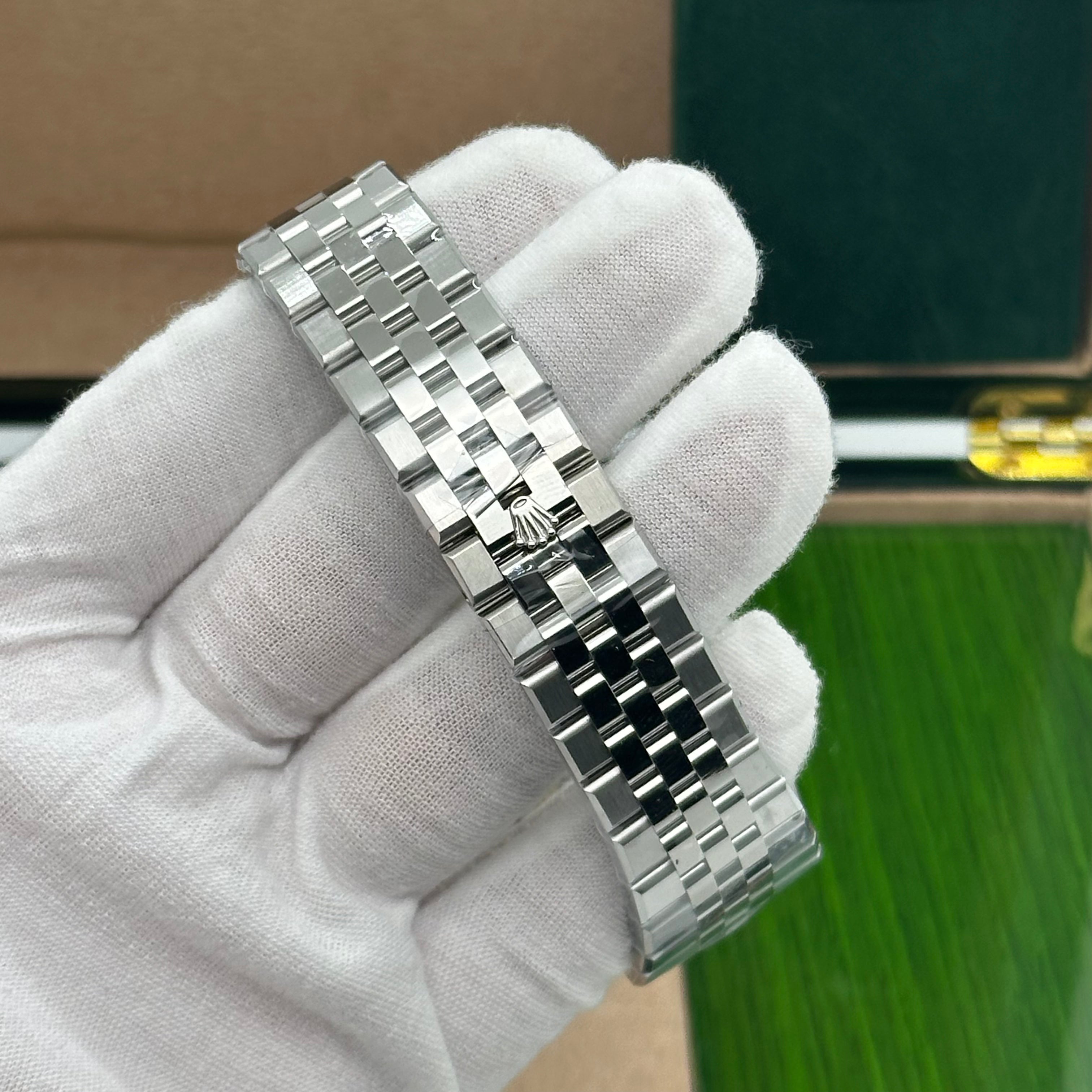 Rolex Oyster Perpetual Land-Dweller 41mm – Silver Textured Dial