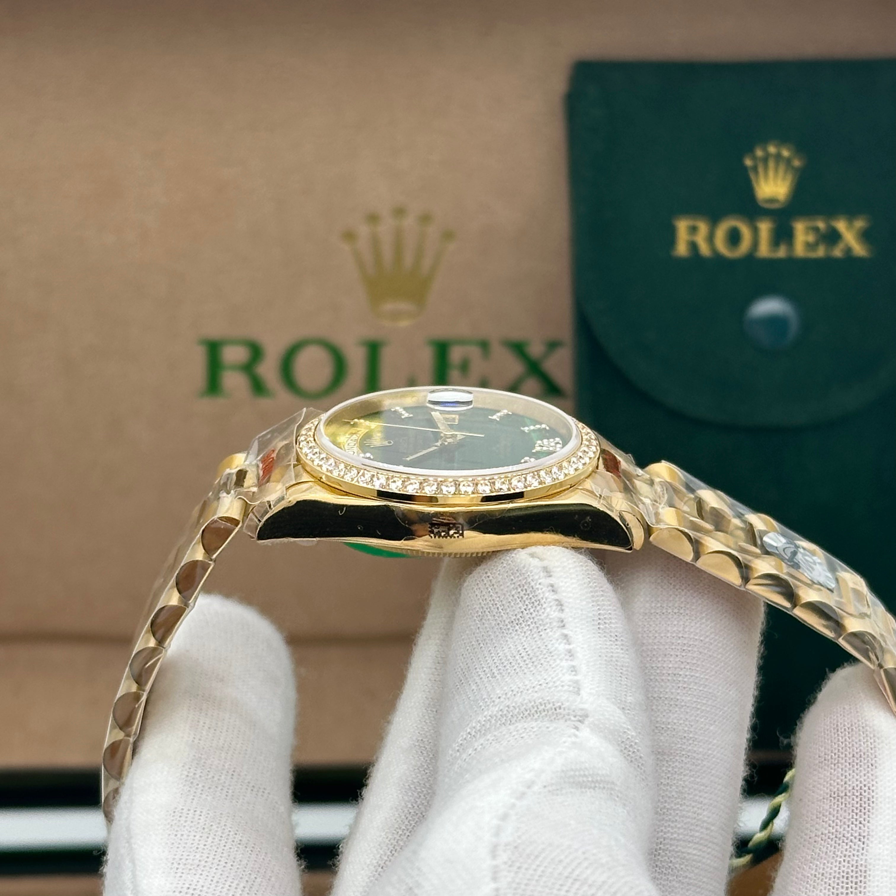 Rolex Day-Date 36mm Yellow Gold Green Malachite Dial Diamond Bezel