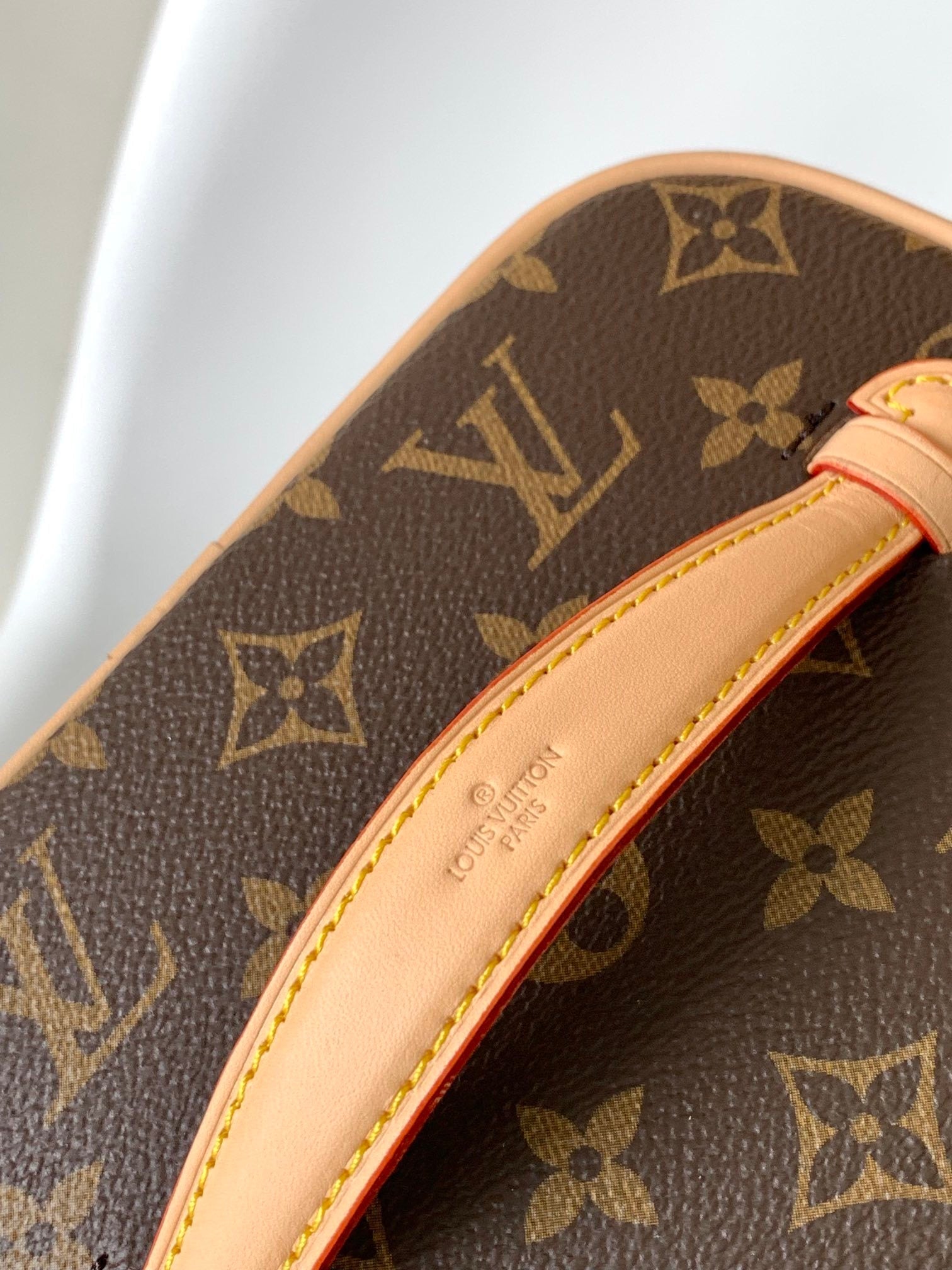 1:1 Replica LV handbag
