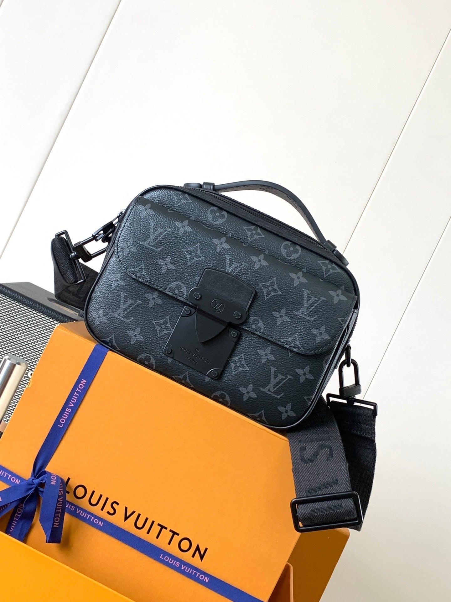 1:1 Replica LV crossbody bag