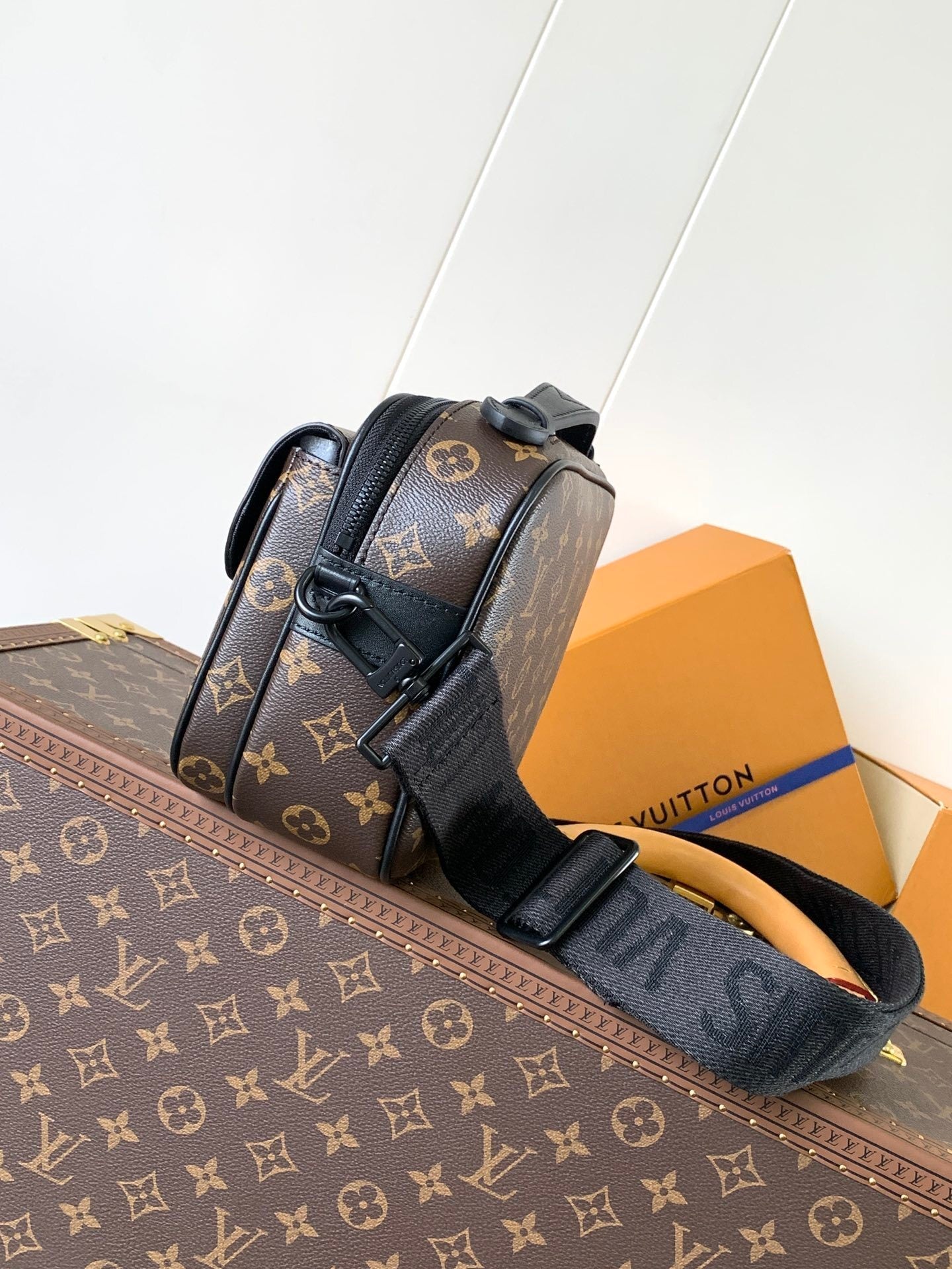 1:1 Replica LV crossbody bag