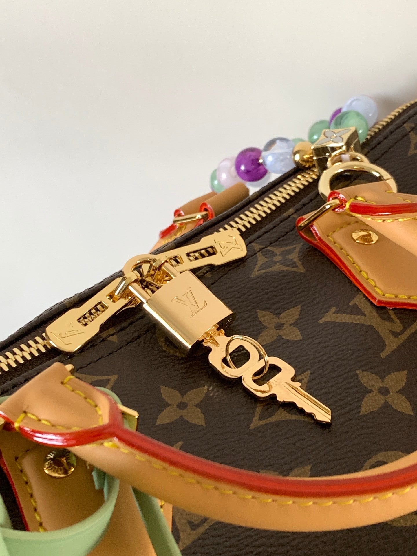 1:1 Replica LV pillow bag