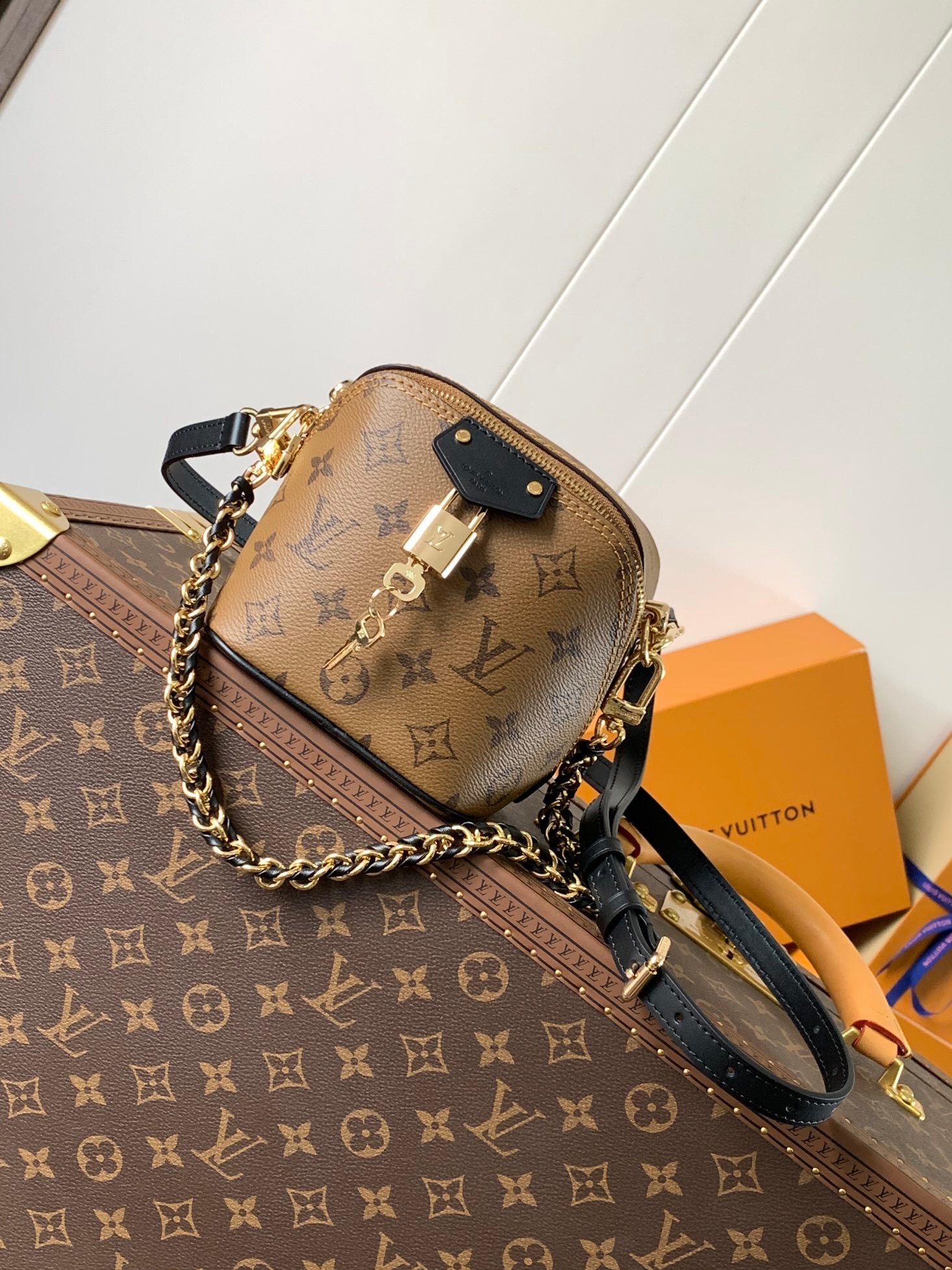 1:1 Replica LV crossbody bag