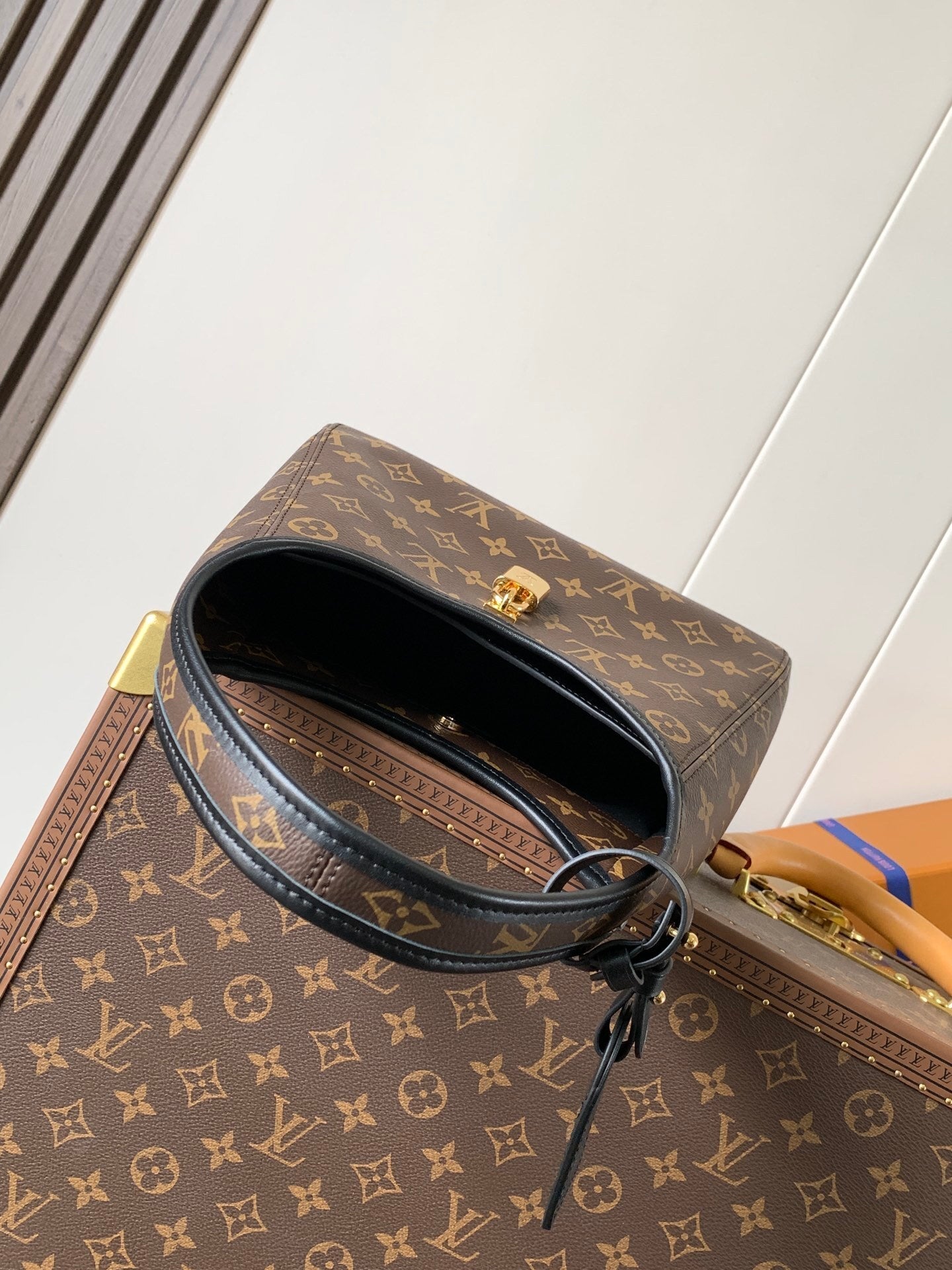 1:1 Replica LV armpit bag