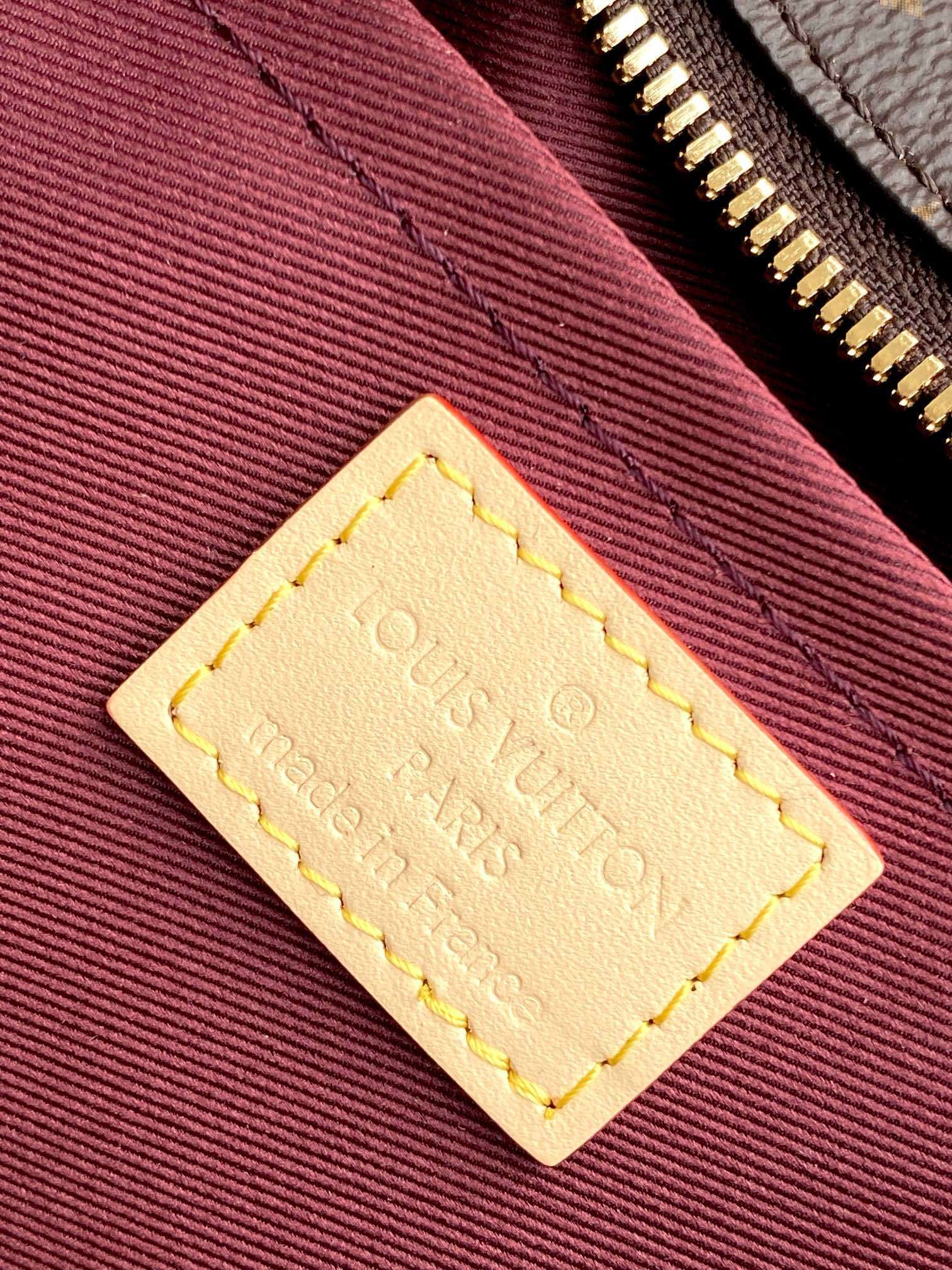 1:1 Replica LV armpit bag