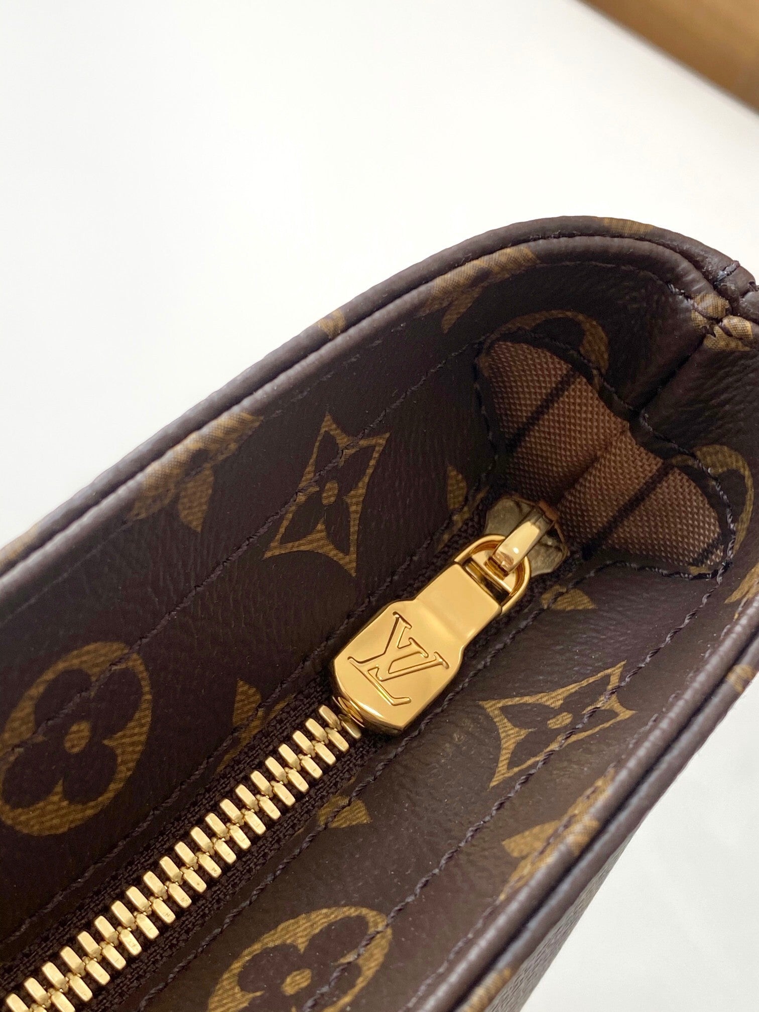 1:1 Replica LV Handbag