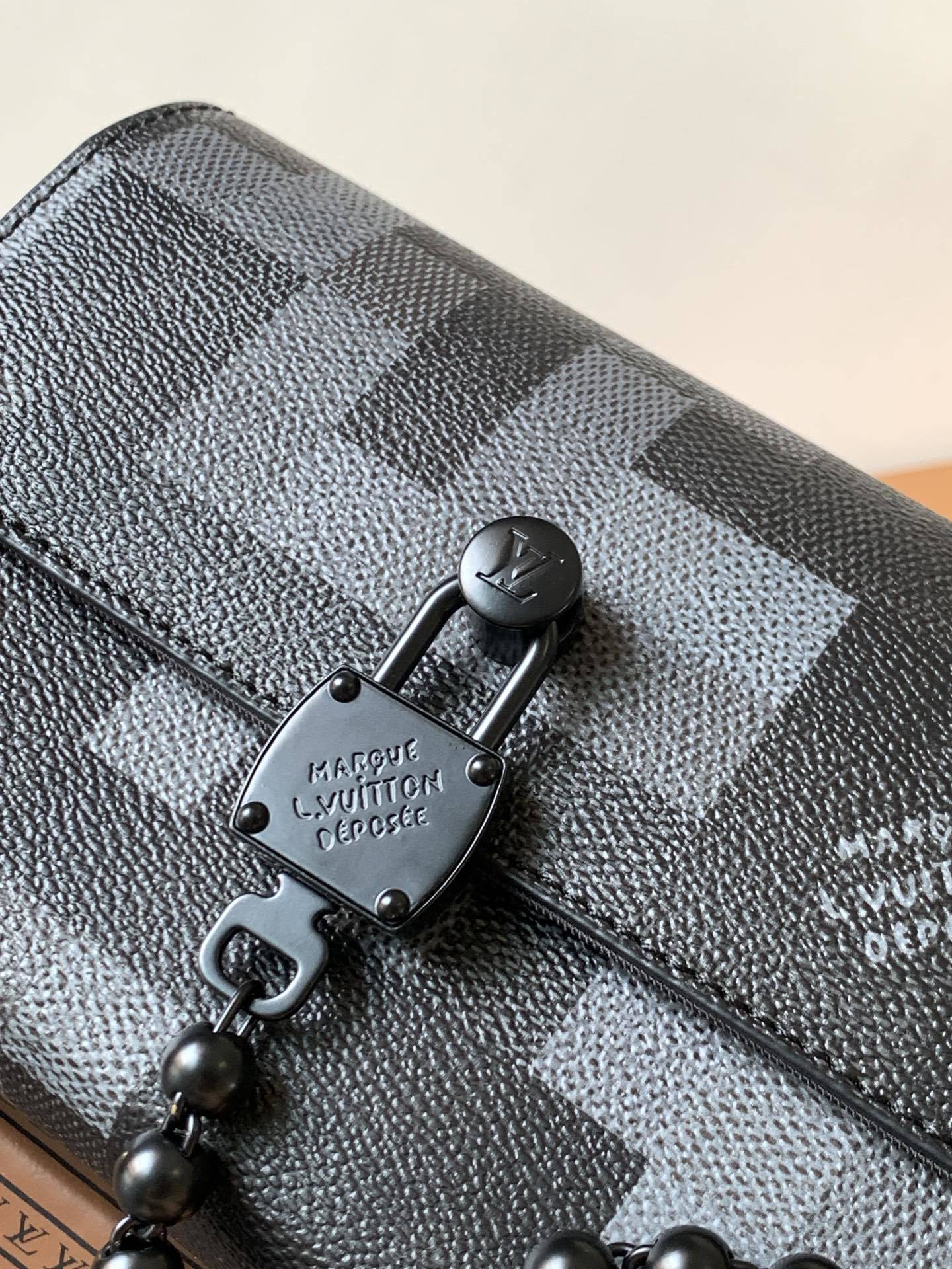 1:1 Replica LV flip-top box bag